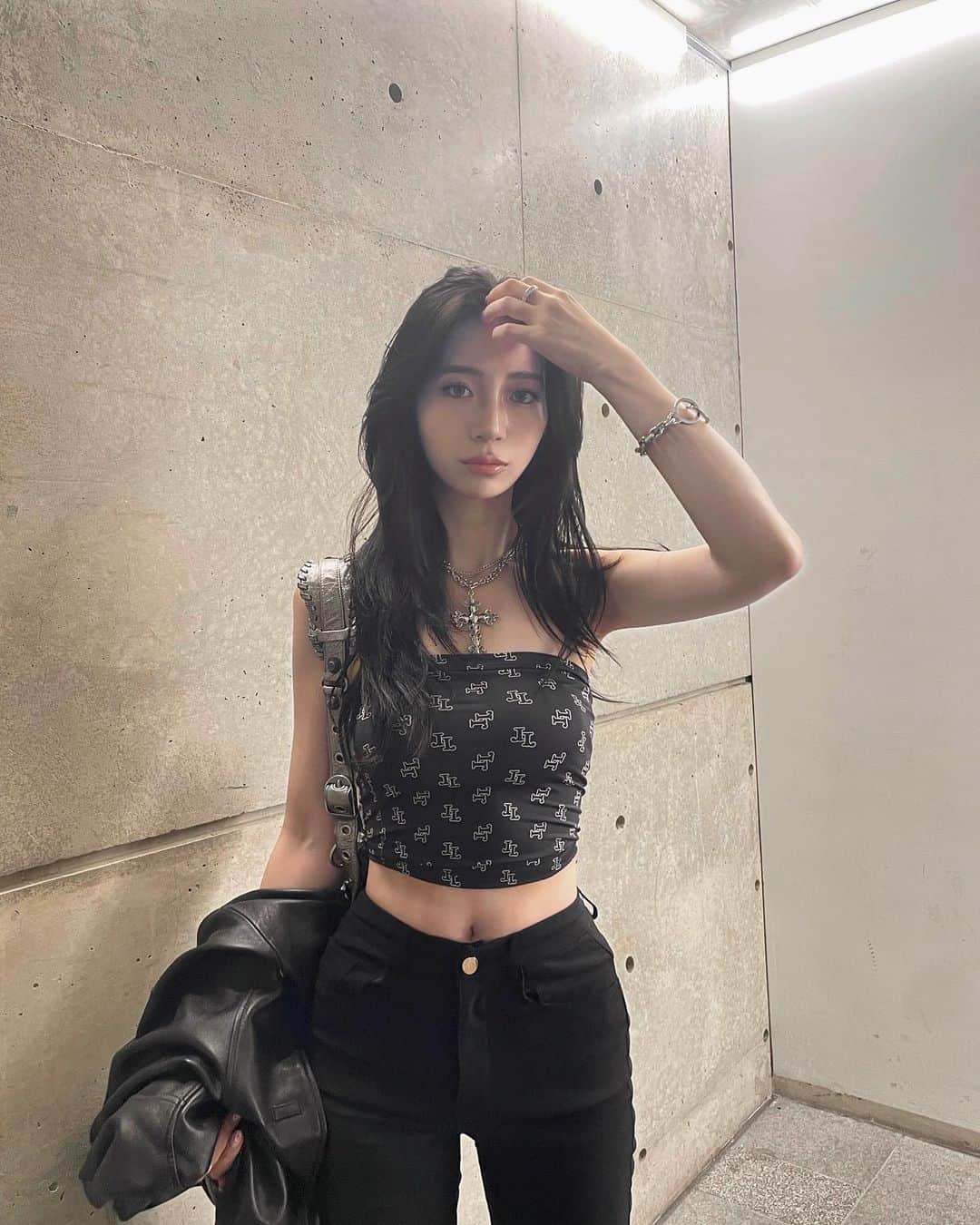 原涼香のインスタグラム：「🖤🪨🖤」
