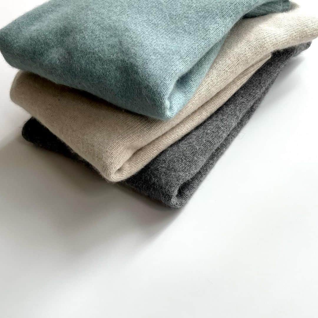 エリオポールのインスタグラム：「<Knit Collection>  RACCOON BOTTLE NECK KNIT  23.100yen / HÉLIOPÔLE   Ref: 23003065041HN Color: Ivory. Blue. Gray Size: 38  RACCOON VOLUME SLEEVE CARDIGAN  25.300yen / HÉLIOPÔLE   Ref: 23003066041HN Color: Ivory. Blue. Gray Size: 38  下記店舗にてお電話での通販を承っております。  HELIOPOLE代官山店  03 3770 6438  HELIOPOLE 札幌店  011 209 5455  @heliopole_official #HELIOPOLE  #エリオポール」