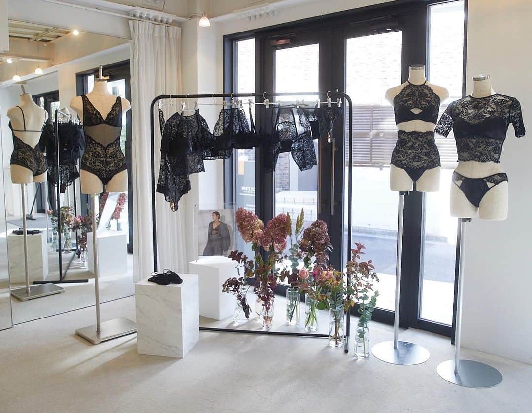 のインスタグラム：「展示会にお越しいただいた方々、インスタライブを見てくださった方々、どうもありがとうございました💞  素敵な写真が出来上がったので、こちらにもシェアします。  会場では新作の EVY シリーズと、Essential Lineのサンプルを展示しました。全てオンラインストアでもお求めいただけます🖤  Some beautiful shots from our latest Exhibition to mark the launch of the EVY series🖤  The collection is available online 🛒   #chiyonoanne #lingerie #チヨノアン #ランジェリー」