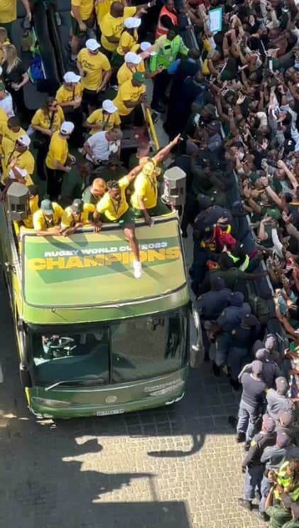 ラグビー南アフリカ代表のインスタグラム：「What a sensational whirlwind of excitement! 🤩   The 4x World Champions, @Springboks, have touched down at FNB Bank City in Johannesburg, and @fnbsa is absolutely thrilled to stand as proud partners of these sporting legends. 🇿🇦  This moment is living proof that sport is the ultimate unifier in our beautiful nation. Great things happen when we play for each other. #StrongerTogether」