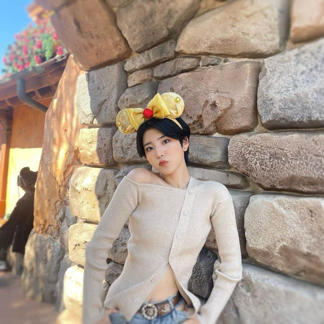 小島はなのインスタグラム：「・ はなは1回のディズニーで何コーデもしちゃう派です✊🏻 ・ #はなとディズニー　 #ディズニーランド　#Disneyland #AMEFURASSHI #小島はな」