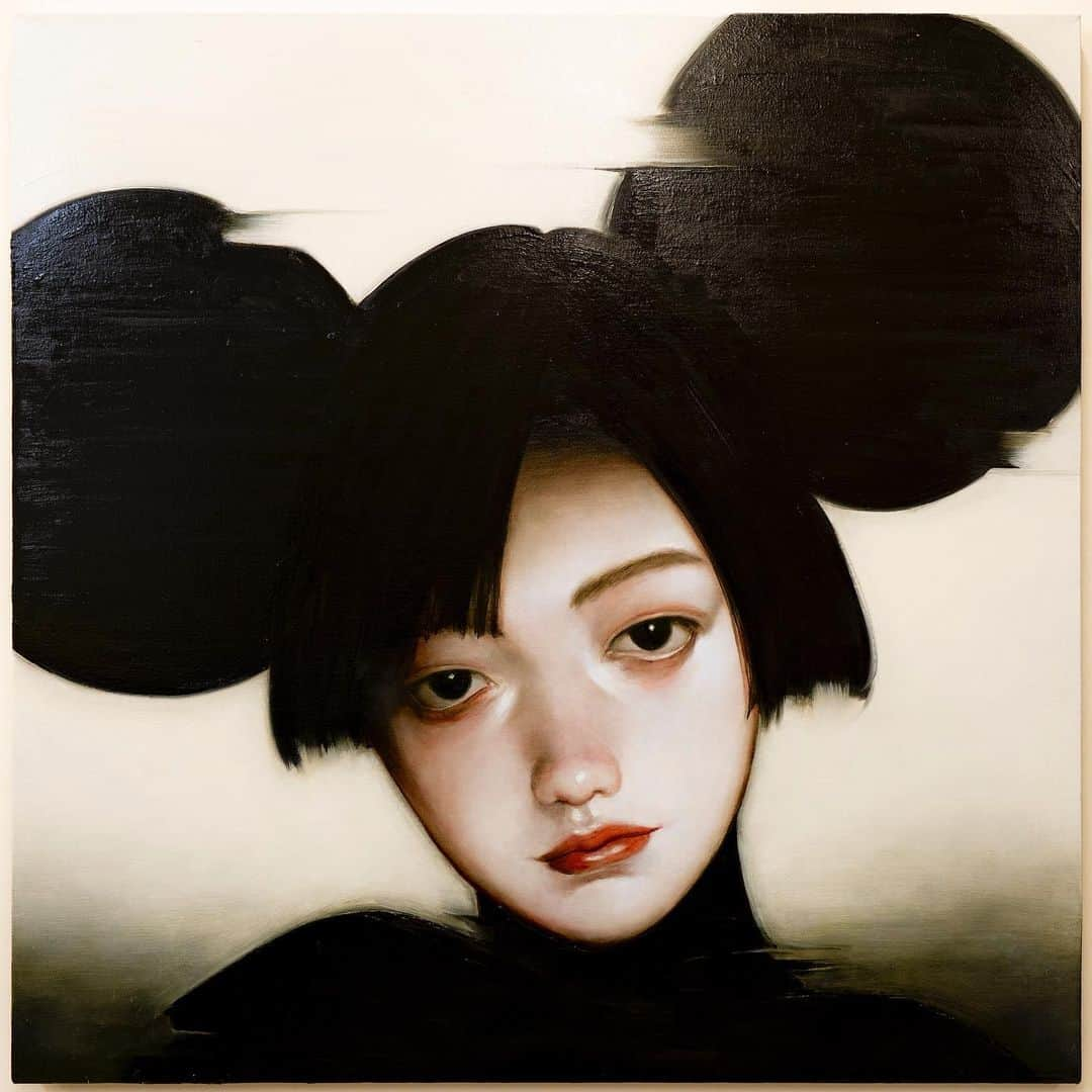 古塔つみさんのインスタグラム写真 - (古塔つみInstagram)「​​no.1479 ​​white back ​​727×727mm (S20) ​​Hand painted with oil on canvas ​​ ​​sold out...thanks you !  ​​[Summary of 2 works] ​​Mickey Mouse, Astro Boy Is just a mouse who bit into Doraemon, or is he DOB-kun? I tried to skewer this short-term context. I think that's the only Japanese context. You can't avoid it. Or should we go back to the Jomon period and argue otherwise? ​​The resemblance to a radioactive sign (color and shape) is a warning about a timely topic, but it also suggests that there is something wrong with ignoring the context and unconsciously incorporating it to claim that it is unique. However, there are geniuses with no attributes who can surpass them, so I feel extremely jealous. ​​The two works were intentionally drawn without flat line drawings. In other words, it is a prototype of what post-superflat is. ​​ ​​no.1479 ​​This also applies to no.1472, but is this head appendage a headgear or a part of the head? The answer is both. Comparing these to the context, do you feel comfortable wearing it, are you forced to wear it, or is it a part of your head that you are born with and don't like it, or is it not? The character's facial expressions can be taken from either direction.  ［2作品概要］ ​​ミッキーマウス、もう一点の作品のアトム、、ドラえもんをかじったただのネズミなのか、DOB君なのか。そう言った短期端的なコンテクストの串刺しを試みた。日本の文脈はそこにしかないと思う。それを避けては通れない。あるいは縄文まで遡って異を唱えるか。 ​​放射性標識（色・形）に似せたのはタイムリーな話題への警鐘でもあるが、文脈を無視する事、無意識に取り入れ唯一無二をうたっている事への違和感を示唆した。しかし、これらを飛び越える無属性の天才もいるので、ものすごく嫉妬を覚える。 ​​2作品はあえてフラットな線画を排して描いた。つまり、ポスト・スーパーフラットとは何なのかの試作である。 ​​ ​​no.1479 ​​no.1472にも当てはまるが、この頭の付属物は被り物なのか、頭部の一部であるのか？答えは両方である。これらを文脈にたとえ、違和感なく被っているのか、無理やり被らされているのか、はたまた頭部の一部で生まれつきであってそれが嫌なのか、そうではないのか。キャラクターの表情はどっちにでも取れるようにした。 ​​. ​​. ​​. ​​. ​​. ​​. ​​. ​​#portrait #drawing #sketch #paint #art #artwork #manga #illustrator #contemporaryart #illustration」11月2日 23時14分 - cotoh_tsumi