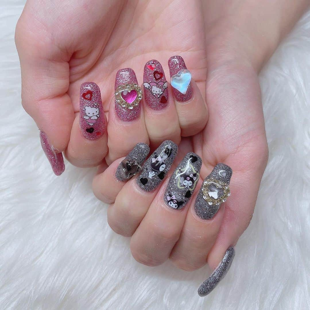 澤田美晴さんのインスタグラム写真 - (澤田美晴Instagram)「NEWNAIL🖤🩷  キティ🩷&クロミ🖤 可愛すぎる最強の爪になりました！⭐︎ 可愛すぎて脳がとろけてしまいそう🫠🩷🩷🩷  2人で相談しながらネイルしたら 最高の出来になってしまったよ🤭🩷🩷🩷  実はお恥ずかしいのですが あまりにキティちゃんのことが悲しくて悲しくて寝込んでしまうほどだったんだけど さあちゃんがかわいいキティちゃんのネイルをしてくれたおかげで わたしはキティちゃんが大好きなんだって改めて思ってこれからもキティちゃんのような女の子になりたい、そして愛を届け続けようって思いました😿🩷  やっぱりネイルはわたしの魔法です🪄💫⭐︎  #nails #サンリオネイル #キティネイル #クロミネイル」11月2日 23時14分 - sawadamiharu7