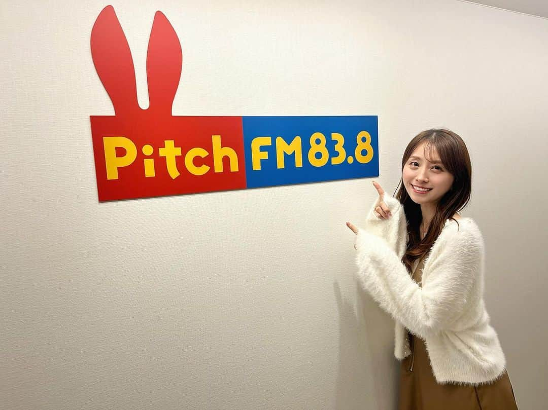 中村優花のインスタグラム：「11月最初の木曜日pitchFM #Break! ご一緒いただきありがとうございました☕️♡  安城市のアンフォーレスタジオから毎回公開生放送しているので、お時間ある方ぜひスタジオ前遊びにきてくださいね🫶🏻✨  今日も遊びに来てくださったリスナーさんありがとうございました😳  番組終盤になってくると陽も落ちて肌寒くなってなってきますので上着など防寒具をどうかお忘れ無く🙏  また来週9(木)にお会いしましょう〜❣️  #へきなん広報大使🤍  #愛知県碧南市#刈谷市#安城市#知立市#高浜市#ラジオ#ラジオパーソナリティー」