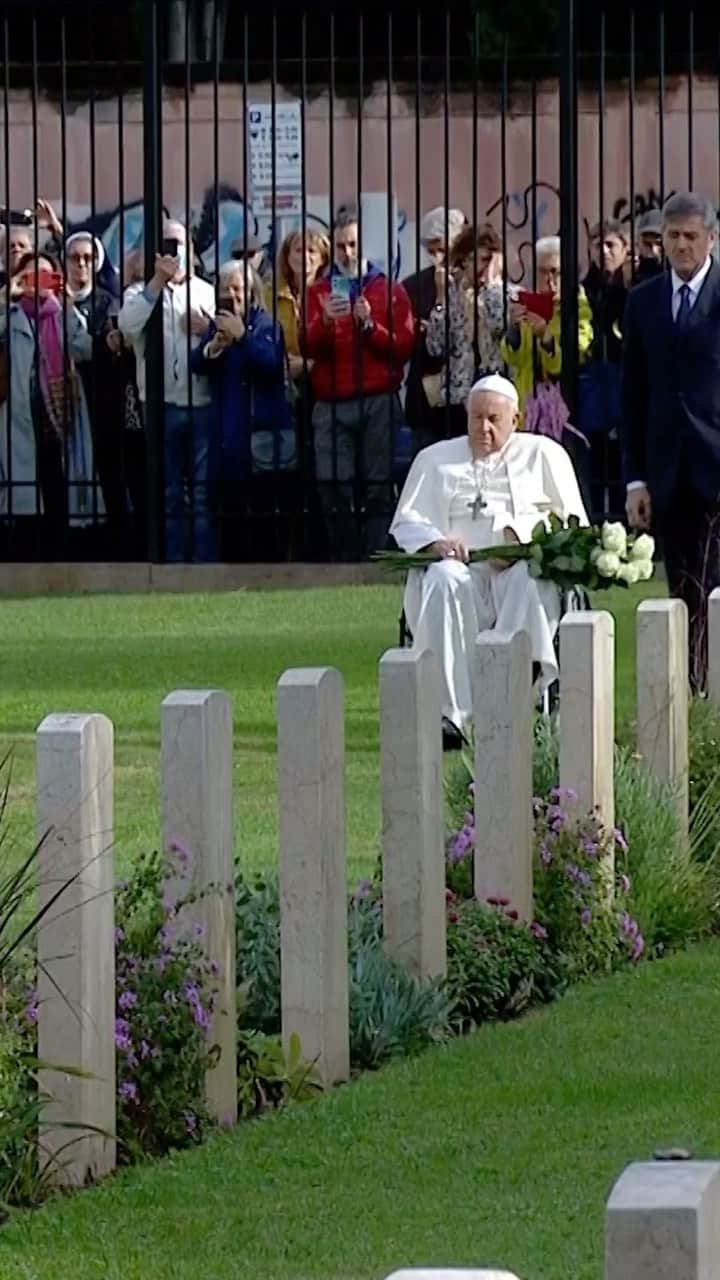 フランシスコ（ローマ教皇）のインスタグラム：「EN: Today, thinking of the dead, let us ask the Lord for peace so that people are no longer killed in war. War is a defeat, always. Let us pray to the Lord for our deceased, for everyone - that the Lord might welcome them all.   PT: Hoje, pensando nos que morreram, peçamos ao Senhor que nos dê a paz, para que as pessoas não se matem mais em guerras. As guerras são sempre uma derrota, sempre. Rezemos ao Senhor por nossos falecidos, por todos. Que o Senhor receba todos eles.  ES: Hoy, pensando en los difuntos, pidamos al Señor la paz, para que la gente deje de matarse en las guerras. Las guerras son una derrota, siempre. Oremos al Señor por nuestros difuntos, por todos. Que el Señor los acoja a todos.   IT: Oggi pensando ai morti chiediamo al Signore la pace, perché la gente non si uccida più nelle guerre. Le guerre sono una sconfitta, sempre. Preghiamo il Signore per i nostri defunti, per tutti. Che il Signore li accolga tutti.   FR: Aujourd’hui, en pensant aux morts, demandons au Seigneur la paix, pour que les hommes ne s’entretuent plus dans les guerres. Les guerres sont toujours une défaite. Prions le Seigneur pour nos défunts, pour tous. Que le Seigneur les accueille tous.   PL: Myśląc dziś o poległych, prośmy Pana o pokój, aby ludzie nie zabijali się już więcej na wojnie. Wojny są porażką, zawsze. Módlmy się do Pana za zmarłych, za wszystkich. Niech Pan przyjmie ich wszystkich.」