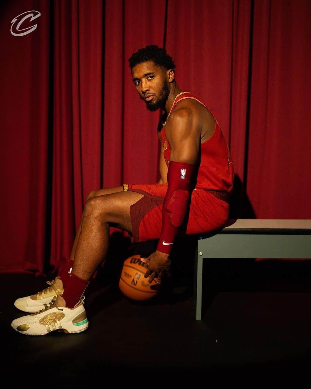 キャブスさんのインスタグラム写真 - (キャブスInstagram)「Cleveland Cavaliers x The Performing Arts 🎭  Presenting our 2023-24 Nike NBA City Edition uniform, inspired by our city’s rich history of performing arts from Playhouse Square, the largest Performing Arts Center in the United States outside of New York, to Severance Music Center, home to the world-renowned Cleveland Orchestra.  🔗 cavs.com/city」11月2日 23時26分 - cavs