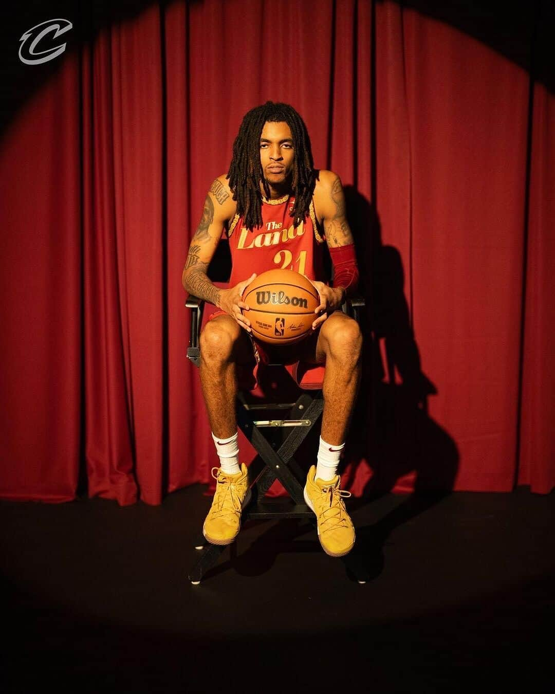 キャブスさんのインスタグラム写真 - (キャブスInstagram)「Cleveland Cavaliers x The Performing Arts 🎭  Presenting our 2023-24 Nike NBA City Edition uniform, inspired by our city’s rich history of performing arts from Playhouse Square, the largest Performing Arts Center in the United States outside of New York, to Severance Music Center, home to the world-renowned Cleveland Orchestra.  🔗 cavs.com/city」11月2日 23時26分 - cavs