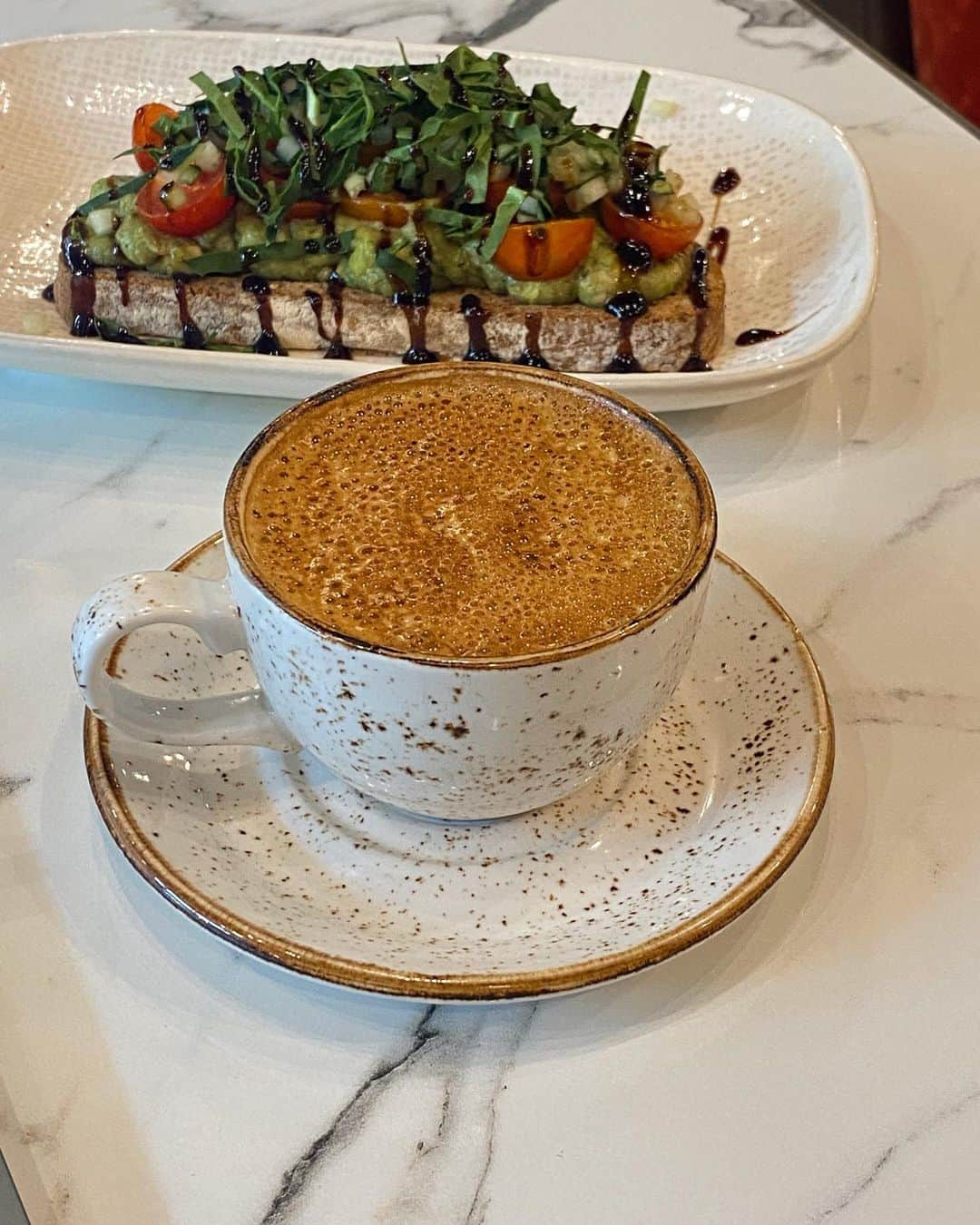 葉晟睿さんのインスタグラム写真 - (葉晟睿Instagram)「（ #kalvineats🇺🇸 ）Chicago, IL / Chiqueolatte Chicago  • Avocado Tomato Power Toast USD $9.99 • Cappuccino USD $4.00 / 4.50 / 5.00  在這裡找到咖啡廳稍稍有擺盤已經算很難得了（平常都是塑膠杯🤣  🥑🍅 Avocado Tomato Power Toast Avocado, spinach, cucumbers, tomatoes. & balsamic glaze on multigrain bread. 吃慣了酪梨吐司，再加番茄跟小黃瓜有點違和，但整體還滿喜歡的啦  #kalvineats #kalvineats🇺🇸 #kalvineats咖啡 #kalvintravel #kalvintravel🇺🇸 #chiqueolatte   Chiqueolatte Chicago 📍 2643 N Milwaukee Ave, Chicago, IL 60647 🚇 Logan Square [Blue Line] 🕰 7:00 ㏂—7:00 ㏘」11月2日 23時26分 - kalvin.yeh