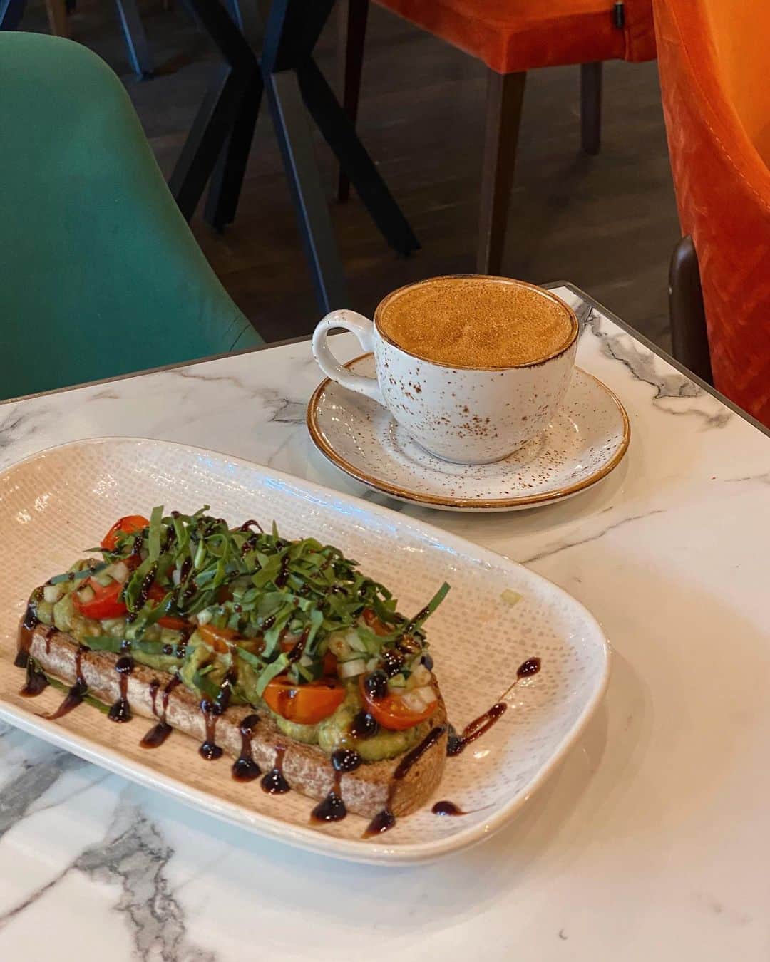 葉晟睿のインスタグラム：「（ #kalvineats🇺🇸 ）Chicago, IL / Chiqueolatte Chicago  • Avocado Tomato Power Toast USD $9.99 • Cappuccino USD $4.00 / 4.50 / 5.00  在這裡找到咖啡廳稍稍有擺盤已經算很難得了（平常都是塑膠杯🤣  🥑🍅 Avocado Tomato Power Toast Avocado, spinach, cucumbers, tomatoes. & balsamic glaze on multigrain bread. 吃慣了酪梨吐司，再加番茄跟小黃瓜有點違和，但整體還滿喜歡的啦  #kalvineats #kalvineats🇺🇸 #kalvineats咖啡 #kalvintravel #kalvintravel🇺🇸 #chiqueolatte   Chiqueolatte Chicago 📍 2643 N Milwaukee Ave, Chicago, IL 60647 🚇 Logan Square [Blue Line] 🕰 7:00 ㏂—7:00 ㏘」