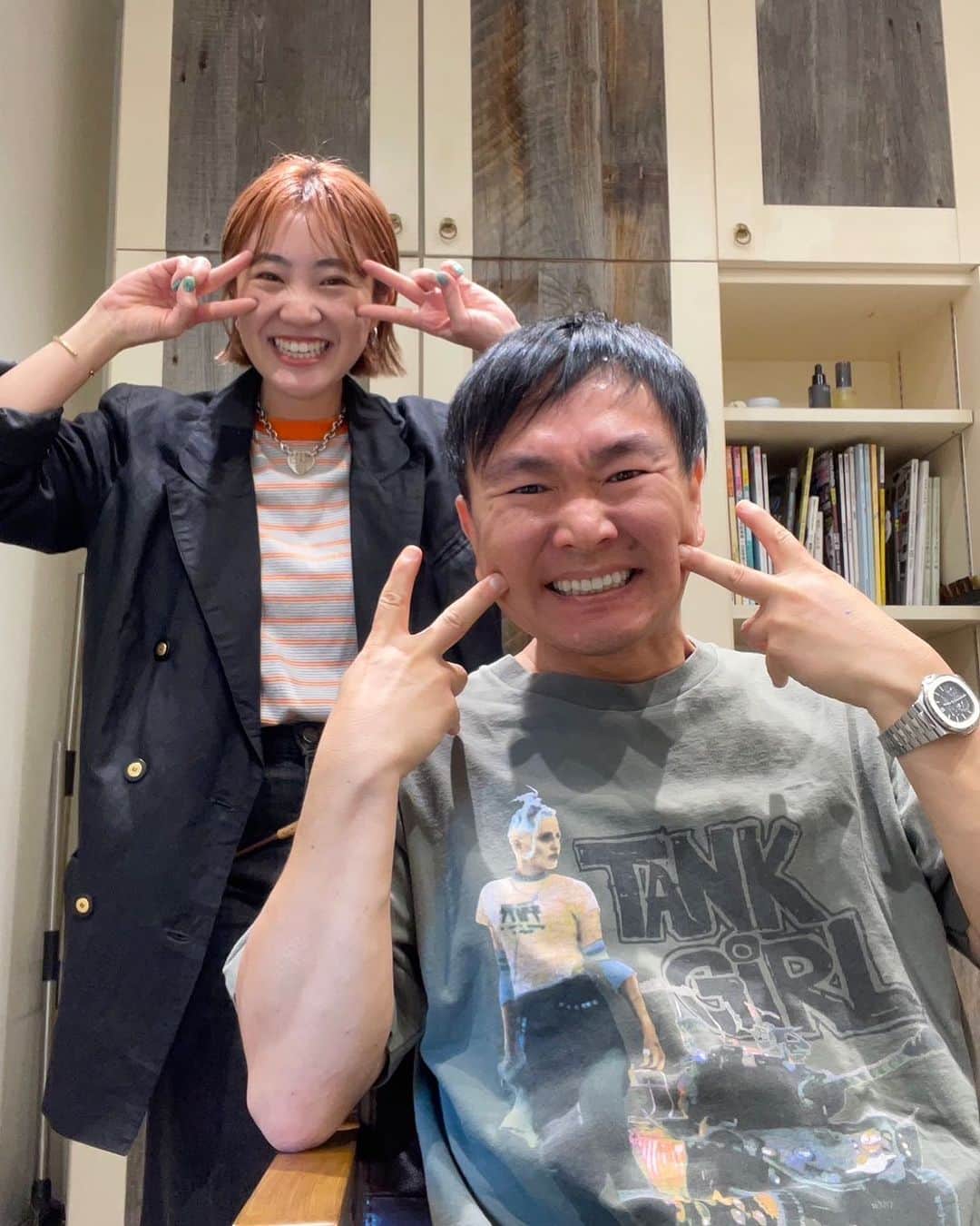 山内健司（かまいたち）さんのインスタグラム写真 - (山内健司（かまいたち）Instagram)「。 今日はいつものLONESS 表参道でカットand白髪染めしてきたー✋  白髪染め中にOMAETACHIアカウントでインスタ生配信もしたー😂  150人くらいみてくれたな  俺の白髪染めを😂  そんな私のTシャツは大阪のメメモリさんで買ったTANK GIRL Tシャツ✋  これも色んな種類あるっぽいから揃えたいなぁ😂😂😂  明日は何着ようかなー  明日はあれやな、汚れる予定ないスケジュールやからまだ着れてなかったお気に入り着よう😂  #ヴィンテージTシャツ #tankgirl  #かまいたち山内」11月2日 23時18分 - sneakerkenji0117