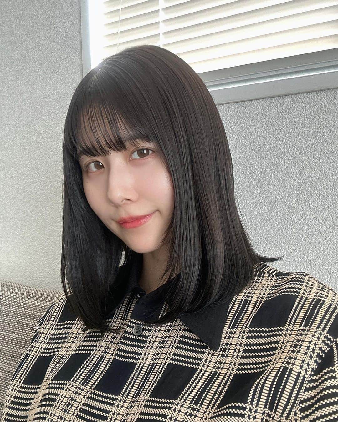 有村藍里のインスタグラム：「🍙 美容院へ行ってきました 最近自分の中で暗髪ブームです。 重く見えないように、 毎回色味は調整してもらってるよ。 @anfini_horie_takahiro さん いつもありがとうございます✌️ 前髪も切ってもらったので視界良好。」