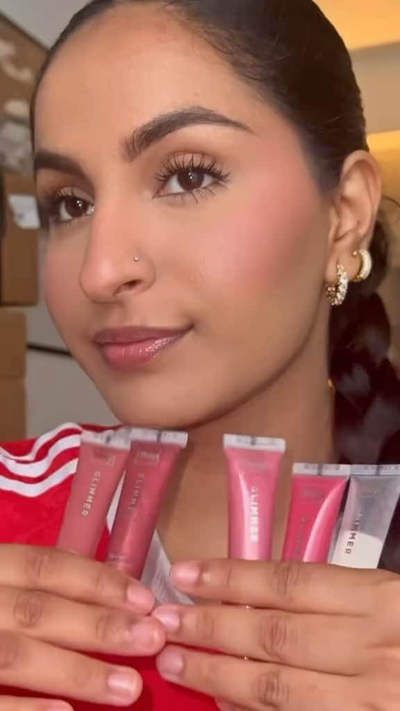 エイボンのインスタグラム：「Glosses that elevate any look during the holiday season. ✨ Shop fmg Glimmer Lip Glaze! @samavia_salman_ shows off shades Shine, Glisten, Flash, Gleam, Sparkle! 🎁✨  #lipgloss #avoninsider #falllipgloss #lipglossdupe」