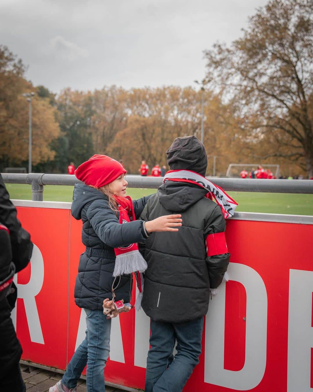 1.FCケルンさんのインスタグラム写真 - (1.FCケルンInstagram)「Fabian ist acht Jahre alt. Im September musste er sich einer Chemotherapie unterziehen. Fabian ist schon immer FC-Fan, sein großes Vorbild ist @davieselke. Am Donnerstag erfüllte die @fckoeln_stiftung Fabian einen großen Herzenswunsch, lud ihn zum Training der Profis ein und überreichte ihm ein FC-Trikot.   Nach der Einheit begrüßte Davie Selke den jungen FC-Fan. Die beiden gaben sich High Five, Selke unterschrieb auf Fabis Trikot und hinterließ eine Botschaft, die zusätzlich Kraft schenken soll. Davie und Fabian unterhielten sich und lachten. Für einen Moment konnte Fabian alles andere ausblenden. Er strahlte. Auch die anderen Spieler kamen zu Fabian, klatschten mit ihm ab und verewigten sich auf seinem Trikot.  Am Samstag wird Fabian mit seiner Familie auch zu Besuch im RheinEnergieSTADION sein und seine Lieblingsmannschaft gegen den FC Augsburg anfeuern. Die gesamte FC-Familie wünscht dir alles erdenklich Gute, lieber Fabi! Du bist ein Kämpfer! 🙏❤️ ___ #effzeh #fcstiftung」11月2日 23時21分 - fckoeln