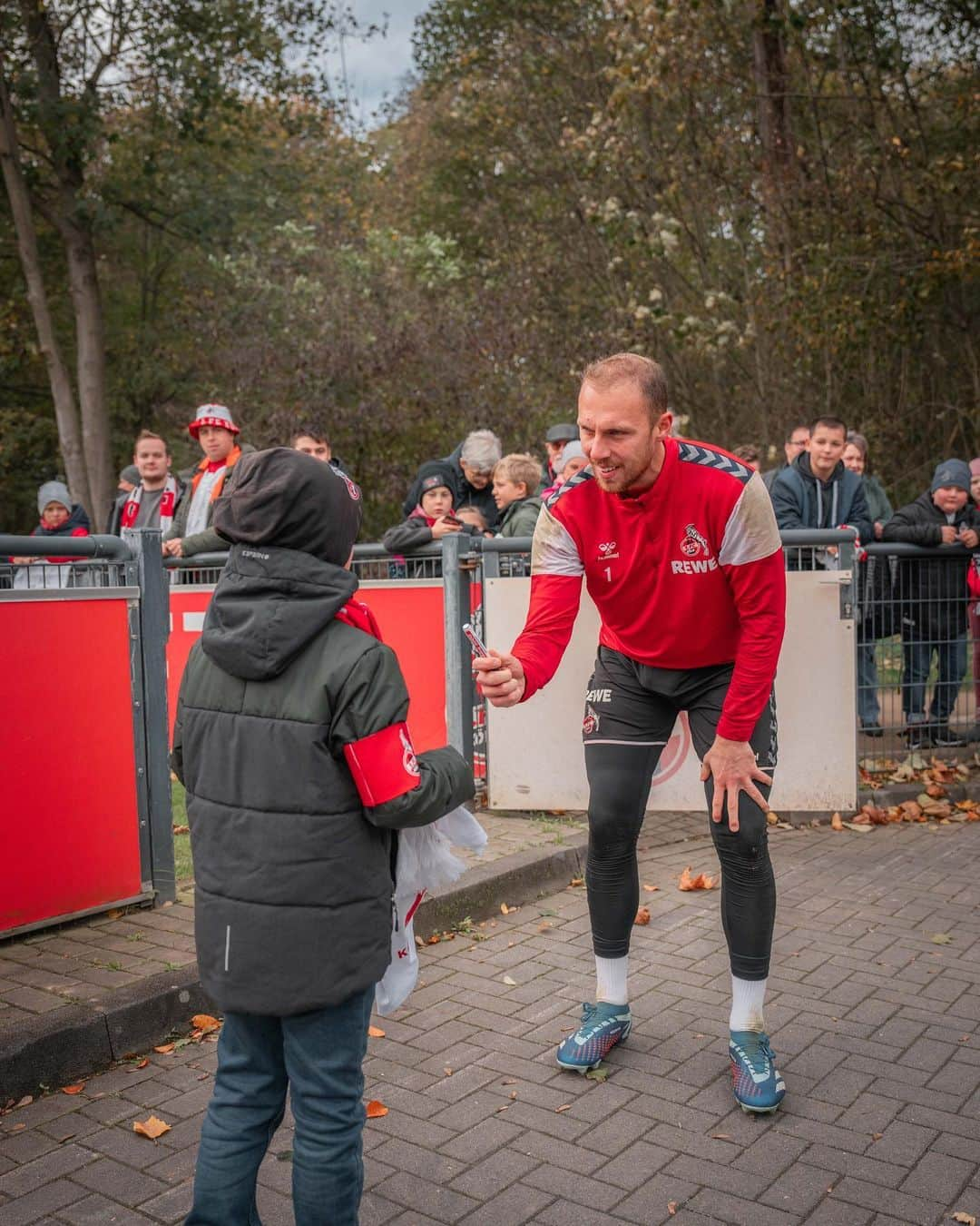 1.FCケルンさんのインスタグラム写真 - (1.FCケルンInstagram)「Fabian ist acht Jahre alt. Im September musste er sich einer Chemotherapie unterziehen. Fabian ist schon immer FC-Fan, sein großes Vorbild ist @davieselke. Am Donnerstag erfüllte die @fckoeln_stiftung Fabian einen großen Herzenswunsch, lud ihn zum Training der Profis ein und überreichte ihm ein FC-Trikot.   Nach der Einheit begrüßte Davie Selke den jungen FC-Fan. Die beiden gaben sich High Five, Selke unterschrieb auf Fabis Trikot und hinterließ eine Botschaft, die zusätzlich Kraft schenken soll. Davie und Fabian unterhielten sich und lachten. Für einen Moment konnte Fabian alles andere ausblenden. Er strahlte. Auch die anderen Spieler kamen zu Fabian, klatschten mit ihm ab und verewigten sich auf seinem Trikot.  Am Samstag wird Fabian mit seiner Familie auch zu Besuch im RheinEnergieSTADION sein und seine Lieblingsmannschaft gegen den FC Augsburg anfeuern. Die gesamte FC-Familie wünscht dir alles erdenklich Gute, lieber Fabi! Du bist ein Kämpfer! 🙏❤️ ___ #effzeh #fcstiftung」11月2日 23時21分 - fckoeln