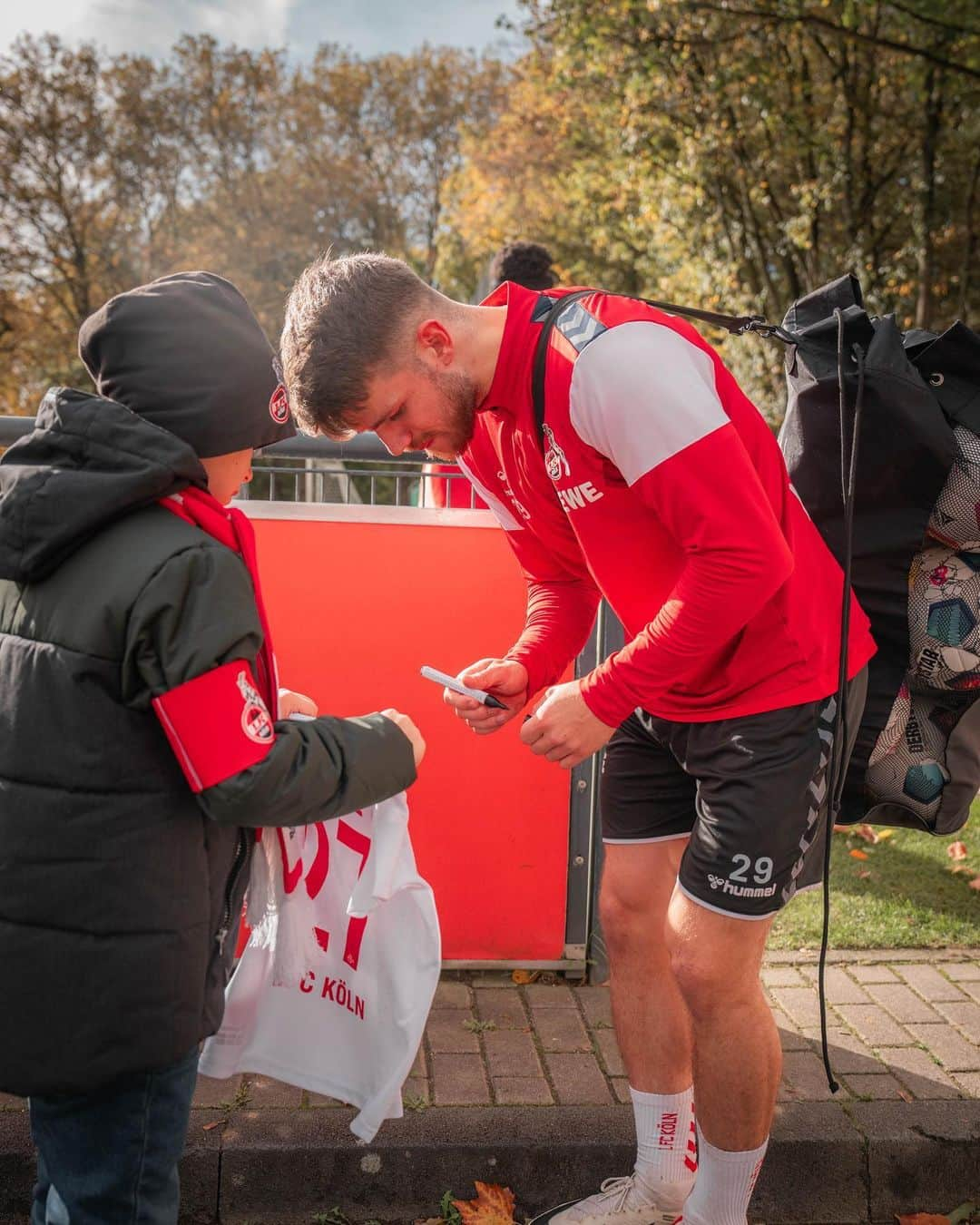 1.FCケルンさんのインスタグラム写真 - (1.FCケルンInstagram)「Fabian ist acht Jahre alt. Im September musste er sich einer Chemotherapie unterziehen. Fabian ist schon immer FC-Fan, sein großes Vorbild ist @davieselke. Am Donnerstag erfüllte die @fckoeln_stiftung Fabian einen großen Herzenswunsch, lud ihn zum Training der Profis ein und überreichte ihm ein FC-Trikot.   Nach der Einheit begrüßte Davie Selke den jungen FC-Fan. Die beiden gaben sich High Five, Selke unterschrieb auf Fabis Trikot und hinterließ eine Botschaft, die zusätzlich Kraft schenken soll. Davie und Fabian unterhielten sich und lachten. Für einen Moment konnte Fabian alles andere ausblenden. Er strahlte. Auch die anderen Spieler kamen zu Fabian, klatschten mit ihm ab und verewigten sich auf seinem Trikot.  Am Samstag wird Fabian mit seiner Familie auch zu Besuch im RheinEnergieSTADION sein und seine Lieblingsmannschaft gegen den FC Augsburg anfeuern. Die gesamte FC-Familie wünscht dir alles erdenklich Gute, lieber Fabi! Du bist ein Kämpfer! 🙏❤️ ___ #effzeh #fcstiftung」11月2日 23時21分 - fckoeln