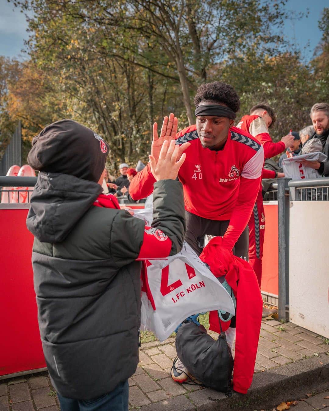 1.FCケルンさんのインスタグラム写真 - (1.FCケルンInstagram)「Fabian ist acht Jahre alt. Im September musste er sich einer Chemotherapie unterziehen. Fabian ist schon immer FC-Fan, sein großes Vorbild ist @davieselke. Am Donnerstag erfüllte die @fckoeln_stiftung Fabian einen großen Herzenswunsch, lud ihn zum Training der Profis ein und überreichte ihm ein FC-Trikot.   Nach der Einheit begrüßte Davie Selke den jungen FC-Fan. Die beiden gaben sich High Five, Selke unterschrieb auf Fabis Trikot und hinterließ eine Botschaft, die zusätzlich Kraft schenken soll. Davie und Fabian unterhielten sich und lachten. Für einen Moment konnte Fabian alles andere ausblenden. Er strahlte. Auch die anderen Spieler kamen zu Fabian, klatschten mit ihm ab und verewigten sich auf seinem Trikot.  Am Samstag wird Fabian mit seiner Familie auch zu Besuch im RheinEnergieSTADION sein und seine Lieblingsmannschaft gegen den FC Augsburg anfeuern. Die gesamte FC-Familie wünscht dir alles erdenklich Gute, lieber Fabi! Du bist ein Kämpfer! 🙏❤️ ___ #effzeh #fcstiftung」11月2日 23時21分 - fckoeln