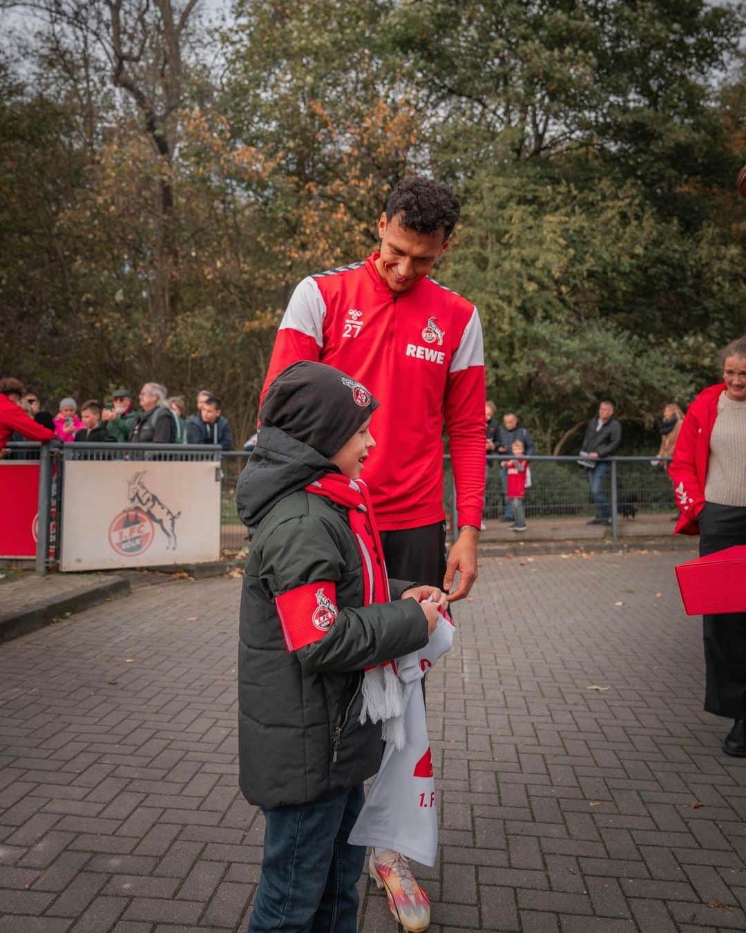 1.FCケルンさんのインスタグラム写真 - (1.FCケルンInstagram)「Fabian ist acht Jahre alt. Im September musste er sich einer Chemotherapie unterziehen. Fabian ist schon immer FC-Fan, sein großes Vorbild ist @davieselke. Am Donnerstag erfüllte die @fckoeln_stiftung Fabian einen großen Herzenswunsch, lud ihn zum Training der Profis ein und überreichte ihm ein FC-Trikot.   Nach der Einheit begrüßte Davie Selke den jungen FC-Fan. Die beiden gaben sich High Five, Selke unterschrieb auf Fabis Trikot und hinterließ eine Botschaft, die zusätzlich Kraft schenken soll. Davie und Fabian unterhielten sich und lachten. Für einen Moment konnte Fabian alles andere ausblenden. Er strahlte. Auch die anderen Spieler kamen zu Fabian, klatschten mit ihm ab und verewigten sich auf seinem Trikot.  Am Samstag wird Fabian mit seiner Familie auch zu Besuch im RheinEnergieSTADION sein und seine Lieblingsmannschaft gegen den FC Augsburg anfeuern. Die gesamte FC-Familie wünscht dir alles erdenklich Gute, lieber Fabi! Du bist ein Kämpfer! 🙏❤️ ___ #effzeh #fcstiftung」11月2日 23時21分 - fckoeln