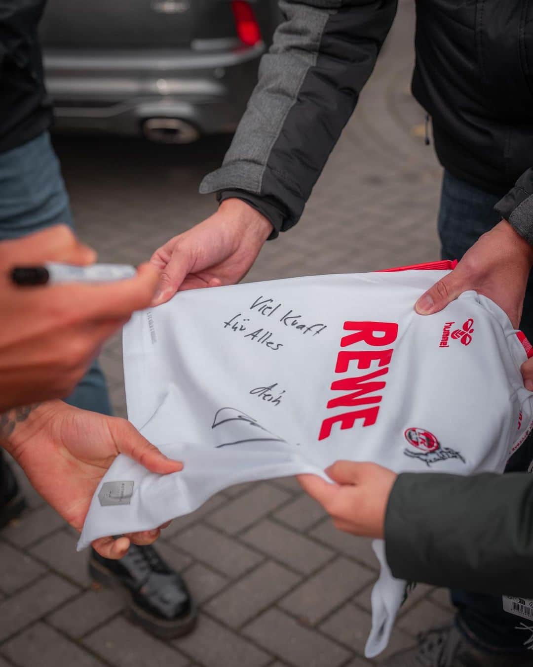 1.FCケルンさんのインスタグラム写真 - (1.FCケルンInstagram)「Fabian ist acht Jahre alt. Im September musste er sich einer Chemotherapie unterziehen. Fabian ist schon immer FC-Fan, sein großes Vorbild ist @davieselke. Am Donnerstag erfüllte die @fckoeln_stiftung Fabian einen großen Herzenswunsch, lud ihn zum Training der Profis ein und überreichte ihm ein FC-Trikot.   Nach der Einheit begrüßte Davie Selke den jungen FC-Fan. Die beiden gaben sich High Five, Selke unterschrieb auf Fabis Trikot und hinterließ eine Botschaft, die zusätzlich Kraft schenken soll. Davie und Fabian unterhielten sich und lachten. Für einen Moment konnte Fabian alles andere ausblenden. Er strahlte. Auch die anderen Spieler kamen zu Fabian, klatschten mit ihm ab und verewigten sich auf seinem Trikot.  Am Samstag wird Fabian mit seiner Familie auch zu Besuch im RheinEnergieSTADION sein und seine Lieblingsmannschaft gegen den FC Augsburg anfeuern. Die gesamte FC-Familie wünscht dir alles erdenklich Gute, lieber Fabi! Du bist ein Kämpfer! 🙏❤️ ___ #effzeh #fcstiftung」11月2日 23時21分 - fckoeln