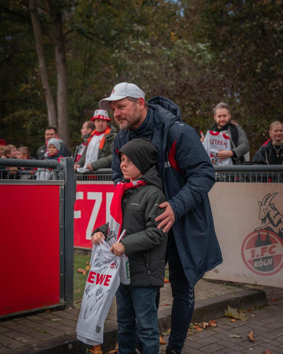 1.FCケルンさんのインスタグラム写真 - (1.FCケルンInstagram)「Fabian ist acht Jahre alt. Im September musste er sich einer Chemotherapie unterziehen. Fabian ist schon immer FC-Fan, sein großes Vorbild ist @davieselke. Am Donnerstag erfüllte die @fckoeln_stiftung Fabian einen großen Herzenswunsch, lud ihn zum Training der Profis ein und überreichte ihm ein FC-Trikot.   Nach der Einheit begrüßte Davie Selke den jungen FC-Fan. Die beiden gaben sich High Five, Selke unterschrieb auf Fabis Trikot und hinterließ eine Botschaft, die zusätzlich Kraft schenken soll. Davie und Fabian unterhielten sich und lachten. Für einen Moment konnte Fabian alles andere ausblenden. Er strahlte. Auch die anderen Spieler kamen zu Fabian, klatschten mit ihm ab und verewigten sich auf seinem Trikot.  Am Samstag wird Fabian mit seiner Familie auch zu Besuch im RheinEnergieSTADION sein und seine Lieblingsmannschaft gegen den FC Augsburg anfeuern. Die gesamte FC-Familie wünscht dir alles erdenklich Gute, lieber Fabi! Du bist ein Kämpfer! 🙏❤️ ___ #effzeh #fcstiftung」11月2日 23時21分 - fckoeln