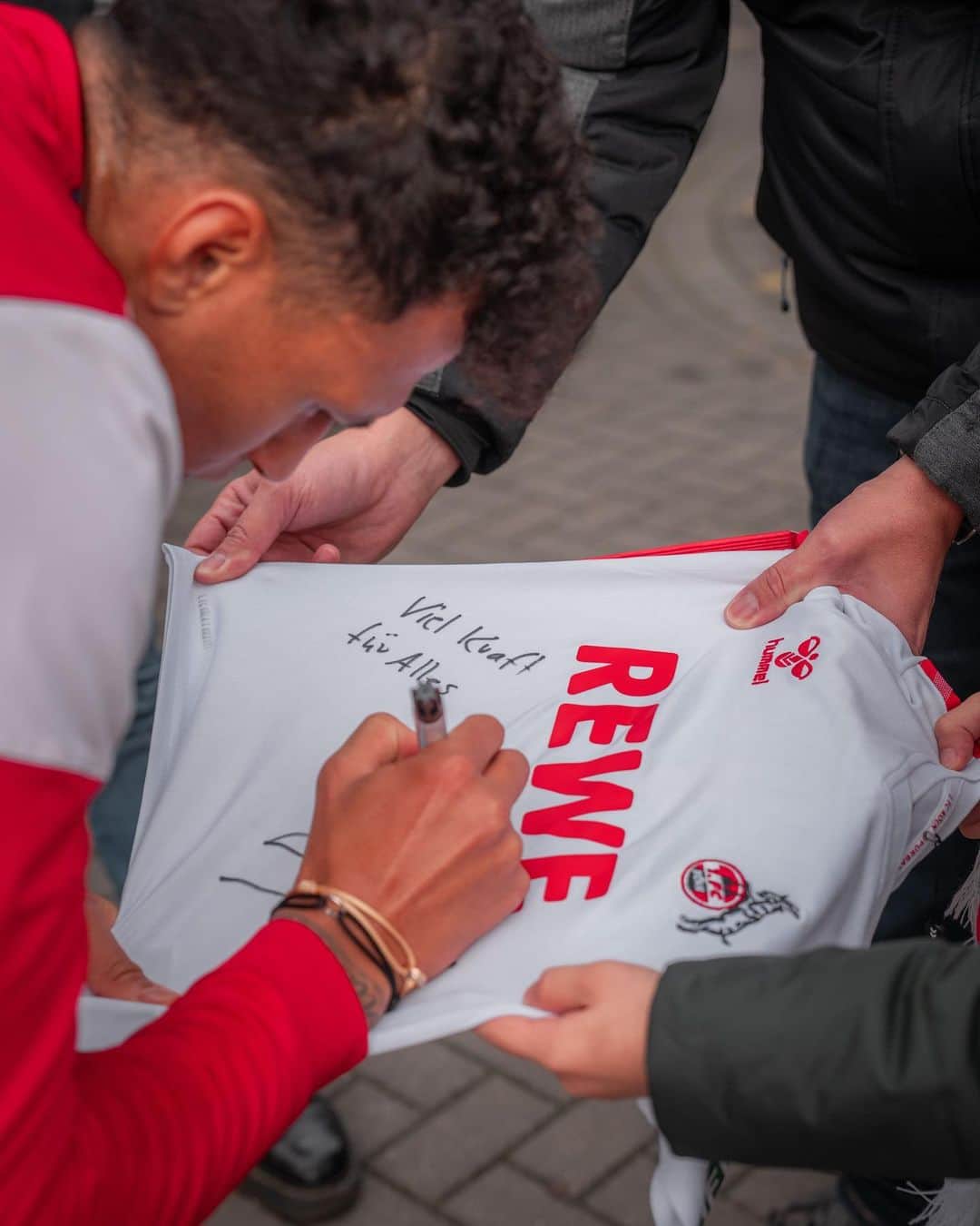 1.FCケルンさんのインスタグラム写真 - (1.FCケルンInstagram)「Fabian ist acht Jahre alt. Im September musste er sich einer Chemotherapie unterziehen. Fabian ist schon immer FC-Fan, sein großes Vorbild ist @davieselke. Am Donnerstag erfüllte die @fckoeln_stiftung Fabian einen großen Herzenswunsch, lud ihn zum Training der Profis ein und überreichte ihm ein FC-Trikot.   Nach der Einheit begrüßte Davie Selke den jungen FC-Fan. Die beiden gaben sich High Five, Selke unterschrieb auf Fabis Trikot und hinterließ eine Botschaft, die zusätzlich Kraft schenken soll. Davie und Fabian unterhielten sich und lachten. Für einen Moment konnte Fabian alles andere ausblenden. Er strahlte. Auch die anderen Spieler kamen zu Fabian, klatschten mit ihm ab und verewigten sich auf seinem Trikot.  Am Samstag wird Fabian mit seiner Familie auch zu Besuch im RheinEnergieSTADION sein und seine Lieblingsmannschaft gegen den FC Augsburg anfeuern. Die gesamte FC-Familie wünscht dir alles erdenklich Gute, lieber Fabi! Du bist ein Kämpfer! 🙏❤️ ___ #effzeh #fcstiftung」11月2日 23時21分 - fckoeln