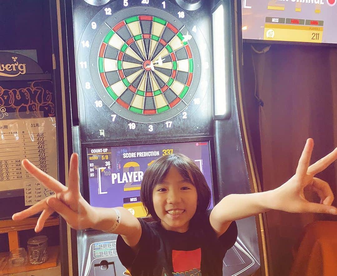 のインスタグラム：「最近、ダーツバーにハマっている娘。 父ちゃんとも、母ちゃんとも 夜中まで遊ぶ娘。 夜遊び…  ダーツバーのお兄ちゃん達が優しくて すっかりお気に入り。」