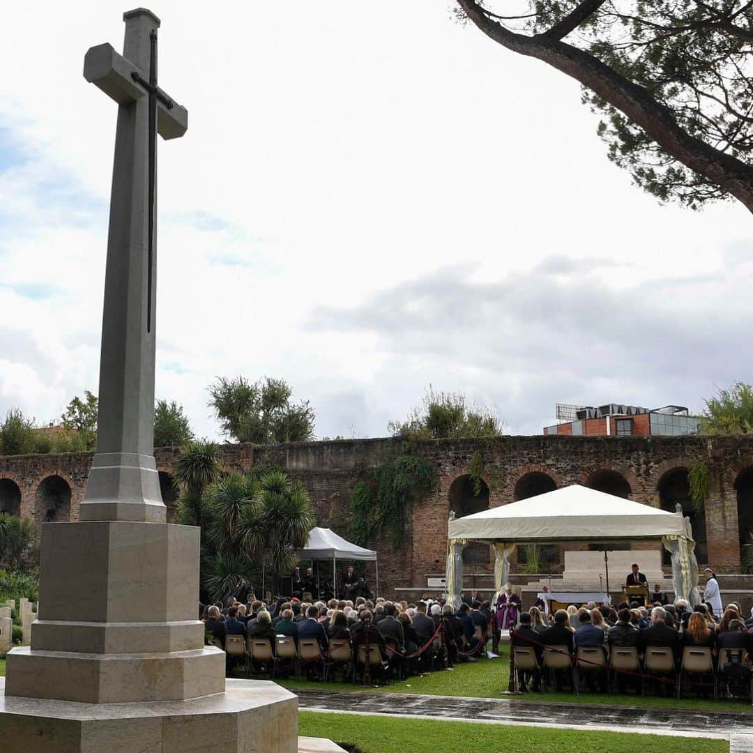 フランシスコ（ローマ教皇）さんのインスタグラム写真 - (フランシスコ（ローマ教皇）Instagram)「EN: Today, thinking of the dead, let us ask the Lord for peace so that people are no longer killed in war. War is a defeat, always. Let us pray to the Lord for our deceased, for everyone - that the Lord might welcome them all.   PT: Hoje, pensando nos que morreram, peçamos ao Senhor que nos dê a paz, para que as pessoas não se matem mais em guerras. As guerras são sempre uma derrota, sempre. Rezemos ao Senhor por nossos falecidos, por todos. Que o Senhor receba todos eles.  ES: Hoy, pensando en los difuntos, pidamos al Señor la paz, para que la gente deje de matarse en las guerras. Las guerras son una derrota, siempre. Oremos al Señor por nuestros difuntos, por todos. Que el Señor los acoja a todos.   IT: Oggi pensando ai morti chiediamo al Signore la pace, perché la gente non si uccida più nelle guerre. Le guerre sono una sconfitta, sempre. Preghiamo il Signore per i nostri defunti, per tutti. Che il Signore li accolga tutti.   FR: Aujourd'hui, en pensant aux morts, demandons au Seigneur la paix, pour que les hommes ne s'entretuent plus dans les guerres. Les guerres sont toujours une défaite. Prions le Seigneur pour nos défunts, pour tous. Que le Seigneur les accueille tous.   PL: Myśląc dziś o poległych, prośmy Pana o pokój, aby ludzie nie zabijali się już więcej na wojnie. Wojny są porażką, zawsze. Módlmy się do Pana za zmarłych, za wszystkich. Niech Pan przyjmie ich wszystkich.」11月2日 23時22分 - franciscus