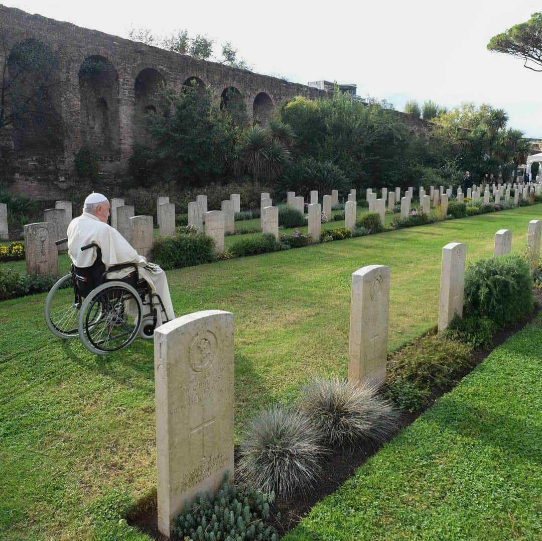 フランシスコ（ローマ教皇）さんのインスタグラム写真 - (フランシスコ（ローマ教皇）Instagram)「EN: Today, thinking of the dead, let us ask the Lord for peace so that people are no longer killed in war. War is a defeat, always. Let us pray to the Lord for our deceased, for everyone - that the Lord might welcome them all.   PT: Hoje, pensando nos que morreram, peçamos ao Senhor que nos dê a paz, para que as pessoas não se matem mais em guerras. As guerras são sempre uma derrota, sempre. Rezemos ao Senhor por nossos falecidos, por todos. Que o Senhor receba todos eles.  ES: Hoy, pensando en los difuntos, pidamos al Señor la paz, para que la gente deje de matarse en las guerras. Las guerras son una derrota, siempre. Oremos al Señor por nuestros difuntos, por todos. Que el Señor los acoja a todos.   IT: Oggi pensando ai morti chiediamo al Signore la pace, perché la gente non si uccida più nelle guerre. Le guerre sono una sconfitta, sempre. Preghiamo il Signore per i nostri defunti, per tutti. Che il Signore li accolga tutti.   FR: Aujourd'hui, en pensant aux morts, demandons au Seigneur la paix, pour que les hommes ne s'entretuent plus dans les guerres. Les guerres sont toujours une défaite. Prions le Seigneur pour nos défunts, pour tous. Que le Seigneur les accueille tous.   PL: Myśląc dziś o poległych, prośmy Pana o pokój, aby ludzie nie zabijali się już więcej na wojnie. Wojny są porażką, zawsze. Módlmy się do Pana za zmarłych, za wszystkich. Niech Pan przyjmie ich wszystkich.」11月2日 23時22分 - franciscus