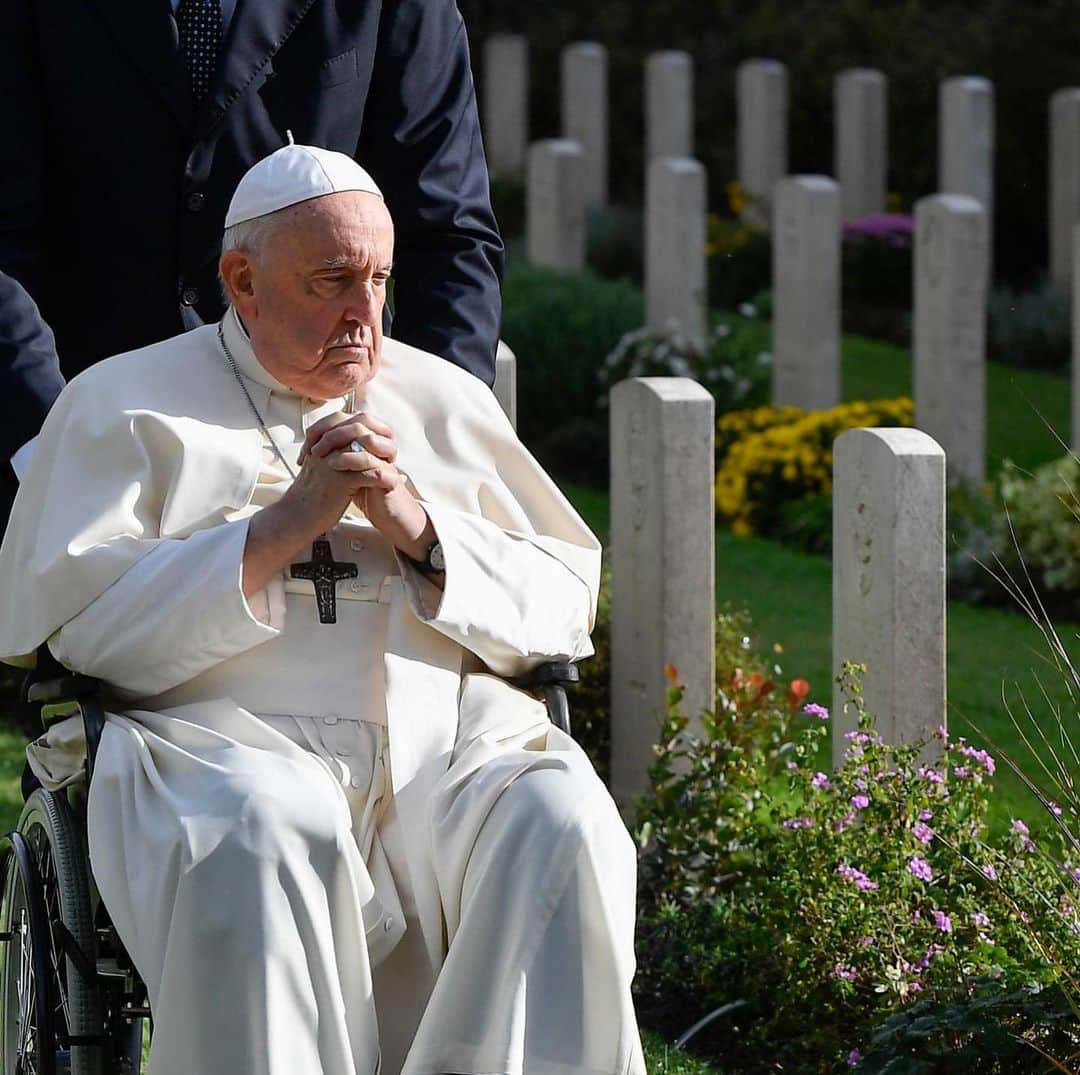 フランシスコ（ローマ教皇）のインスタグラム：「EN: Today, thinking of the dead, let us ask the Lord for peace so that people are no longer killed in war. War is a defeat, always. Let us pray to the Lord for our deceased, for everyone - that the Lord might welcome them all.   PT: Hoje, pensando nos que morreram, peçamos ao Senhor que nos dê a paz, para que as pessoas não se matem mais em guerras. As guerras são sempre uma derrota, sempre. Rezemos ao Senhor por nossos falecidos, por todos. Que o Senhor receba todos eles.  ES: Hoy, pensando en los difuntos, pidamos al Señor la paz, para que la gente deje de matarse en las guerras. Las guerras son una derrota, siempre. Oremos al Señor por nuestros difuntos, por todos. Que el Señor los acoja a todos.   IT: Oggi pensando ai morti chiediamo al Signore la pace, perché la gente non si uccida più nelle guerre. Le guerre sono una sconfitta, sempre. Preghiamo il Signore per i nostri defunti, per tutti. Che il Signore li accolga tutti.   FR: Aujourd'hui, en pensant aux morts, demandons au Seigneur la paix, pour que les hommes ne s'entretuent plus dans les guerres. Les guerres sont toujours une défaite. Prions le Seigneur pour nos défunts, pour tous. Que le Seigneur les accueille tous.   PL: Myśląc dziś o poległych, prośmy Pana o pokój, aby ludzie nie zabijali się już więcej na wojnie. Wojny są porażką, zawsze. Módlmy się do Pana za zmarłych, za wszystkich. Niech Pan przyjmie ich wszystkich.」