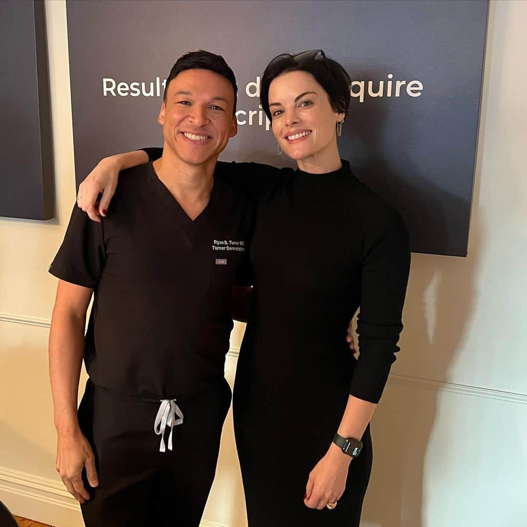 ジェイミー・アレクサンダーさんのインスタグラム写真 - (ジェイミー・アレクサンダーInstagram)「Soooo proud of my dear friend, @rturner_nyc and the launch of his incredible new skincare line @trnrskin 💛🙌🏻 Head over to trnrskin.com to purchase!! 🤩🤩🤩🤩」11月2日 23時23分 - jaimiealexander