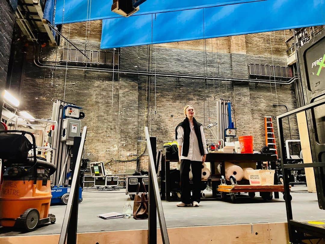 エル・ファニングのインスタグラム：「First step on The Hayes @2stnyc #Appropriate 🎭」