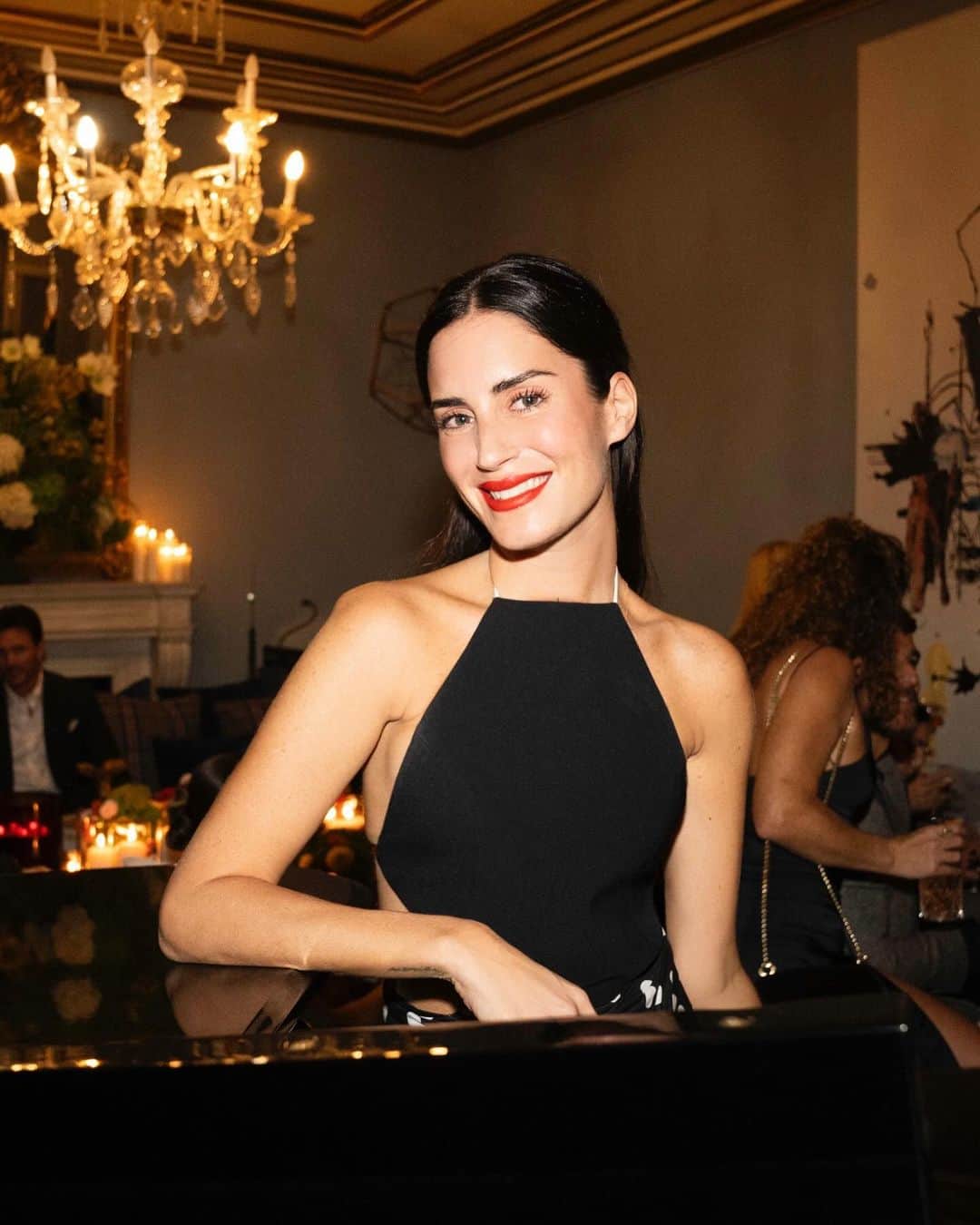 ガラ・ゴンザレスのインスタグラム：「The season starts with the opening of Maestras an exhibition celebrating women only at @museothyssen followed up by the official launch of Colour Mania by @carolinaherrera curated by @wesgordon & @elizavetaporodina and serenaded by @ana_torroja 💕 wearing a total look from cruise collection 💃🏻」