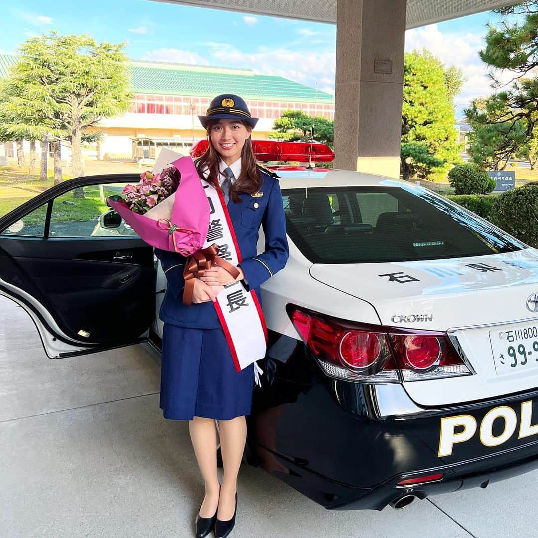 間瀬遥花のインスタグラム：「. これが最後の署長投稿！ . 石川県能美警察でのイベントでは、 管内の高校にお邪魔してトークショー🌱 高校生に向けて話す機会なんてなかなかないけど、 みんなしっかり聞いてくれました🥹 . 最後にお花までいただいて、 一連の署長任務、これにてひと段落です！🚓 . . . #一日警察署長 #1日警察署長 #能美 #能美警察 #石川県」