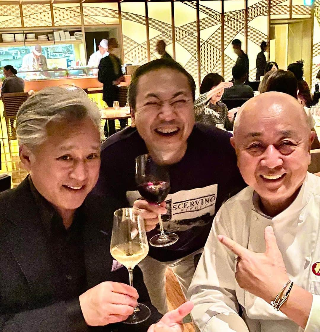 のインスタグラム：「今晩は大宮そごう店の後、尊敬するノブさんと脇屋シェフと痛飲❗️ 明日は朝早くから一夜城YOROIZUKA祭りの為、小田原に向かいます🚗💨 「無理をしない様に💕」 スタッフや皆様からよく頂くお言葉ですが ‥‥ こういう生き方しか出来ない奴なんです🥲。 #toshiyoroizuka #鎧塚俊彦　#トシヨロイヅカ　#松久信幸　#脇屋友詞　#therealnobu  #」