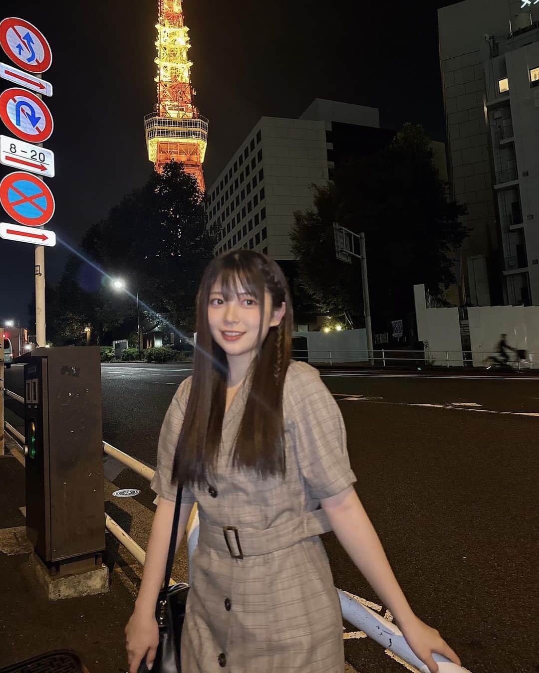 内山優花のインスタグラム：「．  東京タワー久しぶりに近くで見たら 綺麗だしなんか感動した！！ずっと見てられる🗼笑 カメラのピントも東京タワー( ͡° ͜ʖ ͡°)  免許取ったらドライブで東京タワーくるって決めた。🚗 今月中には免許取れそうがんばる！！」