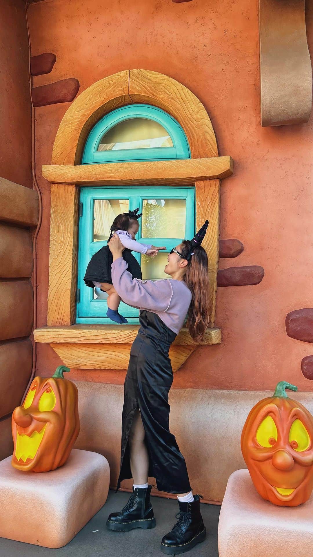 YOKOのインスタグラム：「ハロウィンディズニーダイジェスト🎃  写真も動画も撮るの大変すぎて事故写多くておもろかったな笑 しかも大量すぎるから動画作るのも一苦労でした😂  クリスマスも行けたらいいな〜🎄✨  #ハロウィンディズニー#Dハロ」