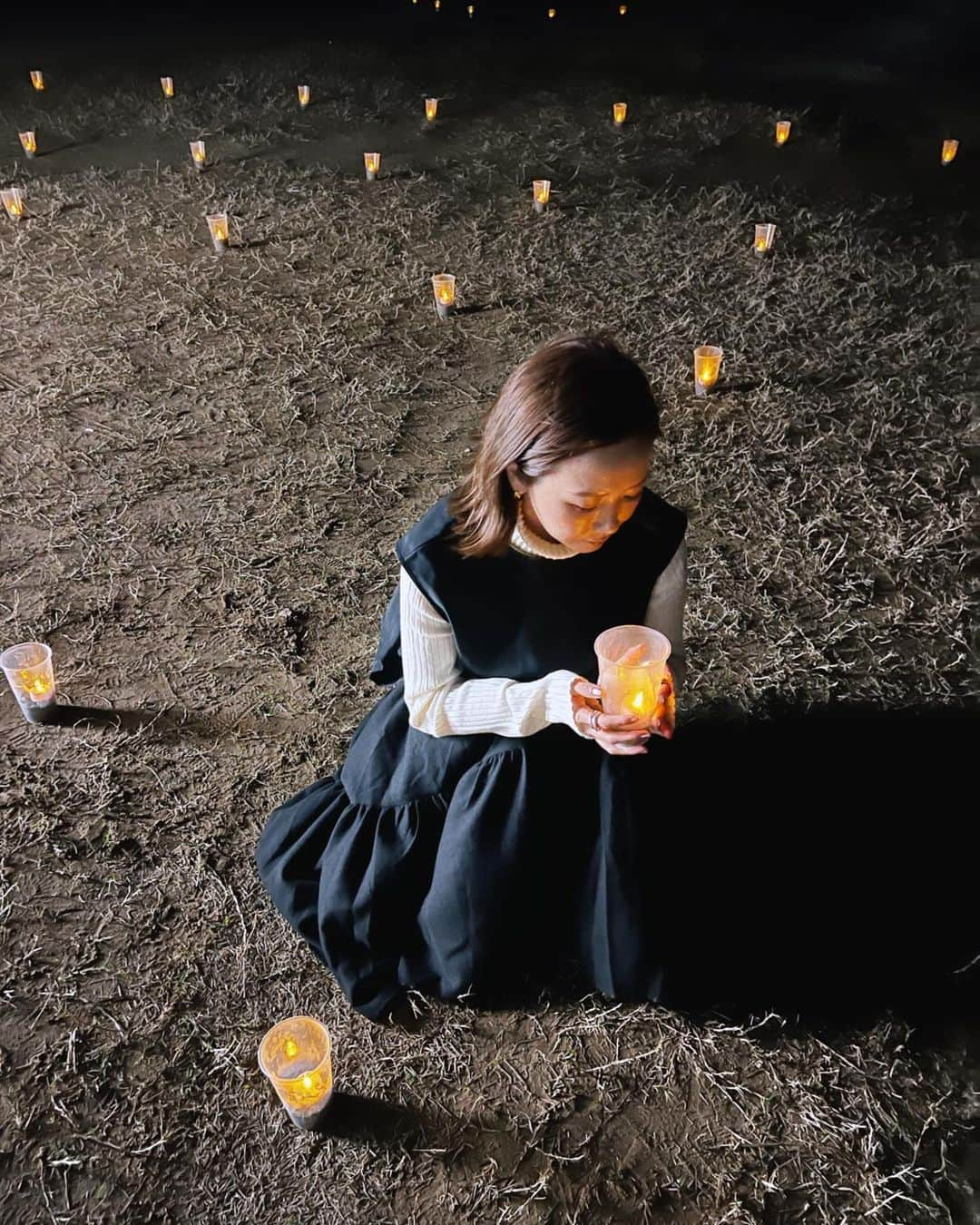 田中里奈さんのインスタグラム写真 - (田中里奈Instagram)「今日の夕陽も綺麗だった〜✨ 砂浜を車で通れる #千里浜なぎさドライブウェイ から見た夕空の綺麗なこと…！！  先月から図らずして続いてる全国ご当地行脚の旅。 今日は友達ファミリーと、石川県は羽咋（はくい）市へ✨  千里浜なぎさドライブウェイを抜けると終点にある、 能登千里浜レストハウスのイベント『万葉の千里浜 光祭り』のアンバサダーとして、プレスデーにお邪魔してきました。  万葉集で大伴家持に歌われたこの羽咋の海を７色にライトアップしたり、大伴家持の石碑の周りもライトアップ！ カップに絵が描ける子供向けのワークショップや、GINZA SIXにも店舗があってセンスの光る千葉の酒屋 IMADEYA（@imadeya_official ）さんの、地域のお酒＆ノンアルドリンクの無料試飲会も♡  手作り感あって温かみのあるイベント🕯️ 5日までやってるよー！ 日本にはまだまだ見たことない景色がたくさんあるなぁ  〈今日のお洋服〉 ・ジレ… @auntmaries.official コラボ ・ハイネックニット… @auntmaries.official  ・スカート… @samansamos2blue コラボ ・スニーカー… @asics_sportstyle_jp   お洋服はコラボ×コラボな日でした😌♡ 気付いてコメントくださった方ありがとう〜！！！  #たなか旅メモ #石川 #羽咋市 #石川旅行 #アントマリーズ #auntmaries #SamansaMos2blue #マジックアワー」11月2日 23時30分 - tanakaofficial