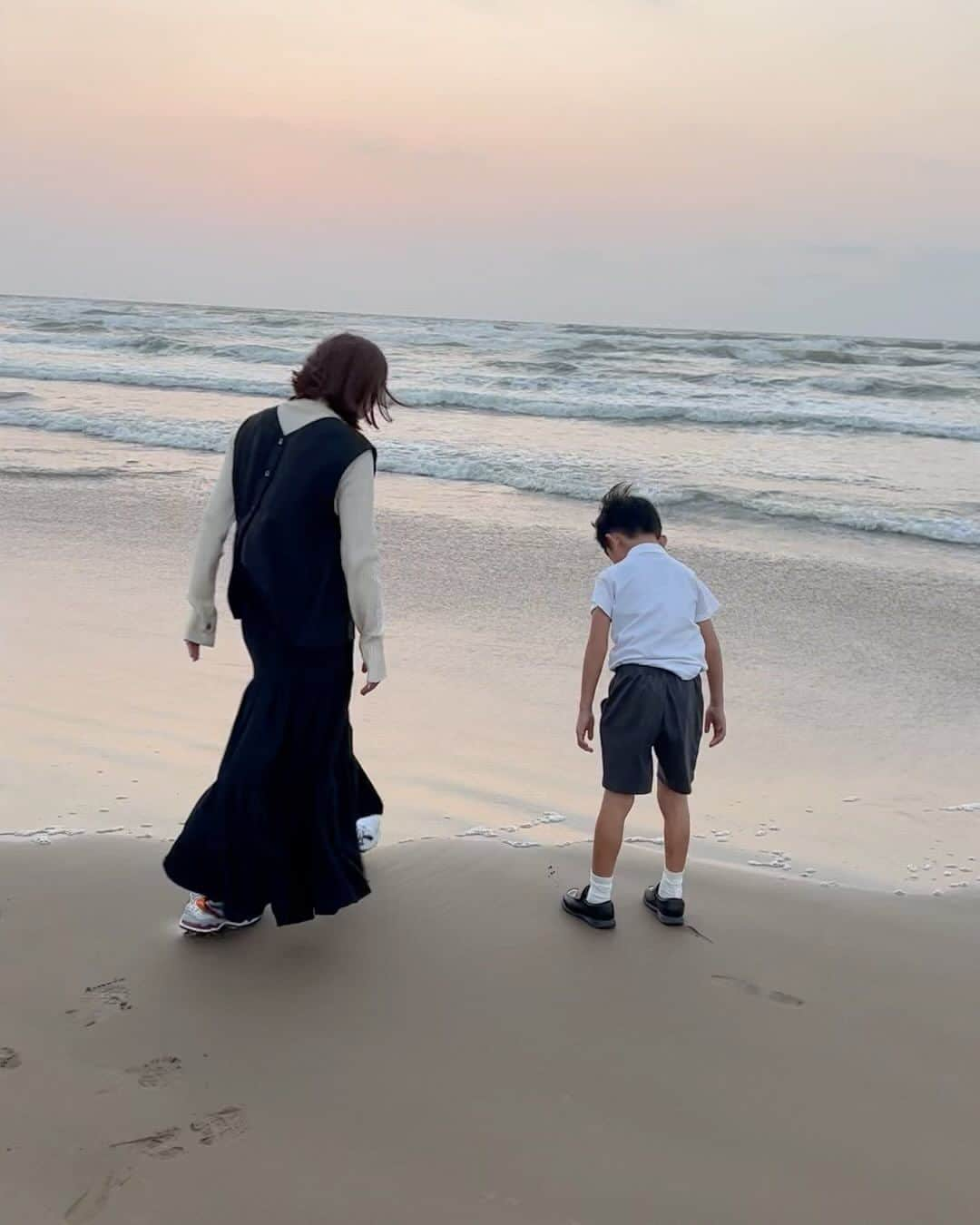 田中里奈のインスタグラム：「今日の夕陽も綺麗だった〜✨ 砂浜を車で通れる #千里浜なぎさドライブウェイ から見た夕空の綺麗なこと…！！  先月から図らずして続いてる全国ご当地行脚の旅。 今日は友達ファミリーと、石川県は羽咋（はくい）市へ✨  千里浜なぎさドライブウェイを抜けると終点にある、 能登千里浜レストハウスのイベント『万葉の千里浜 光祭り』のアンバサダーとして、プレスデーにお邪魔してきました。  万葉集で大伴家持に歌われたこの羽咋の海を７色にライトアップしたり、大伴家持の石碑の周りもライトアップ！ カップに絵が描ける子供向けのワークショップや、GINZA SIXにも店舗があってセンスの光る千葉の酒屋 IMADEYA（@imadeya_official ）さんの、地域のお酒＆ノンアルドリンクの無料試飲会も♡  手作り感あって温かみのあるイベント🕯️ 5日までやってるよー！ 日本にはまだまだ見たことない景色がたくさんあるなぁ  〈今日のお洋服〉 ・ジレ… @auntmaries.official コラボ ・ハイネックニット… @auntmaries.official  ・スカート… @samansamos2blue コラボ ・スニーカー… @asics_sportstyle_jp   お洋服はコラボ×コラボな日でした😌♡ 気付いてコメントくださった方ありがとう〜！！！  #たなか旅メモ #石川 #羽咋市 #石川旅行 #アントマリーズ #auntmaries #SamansaMos2blue #マジックアワー」