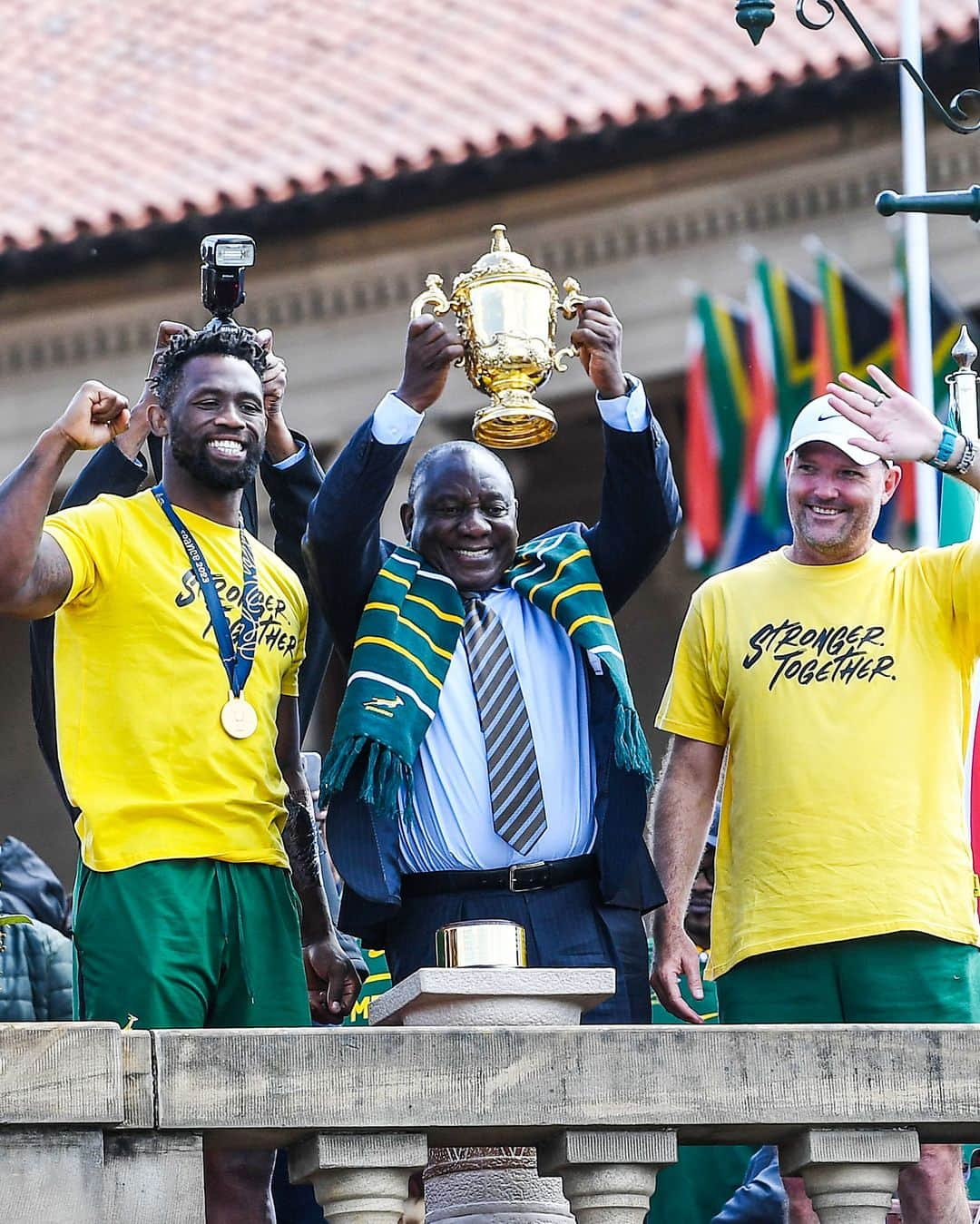 ラグビー南アフリカ代表のインスタグラム：「What a start to the #Springboks' Trophy Tour in Gauteng today 🏆🚌 #StrongerTogether  📸 Gallo Images」