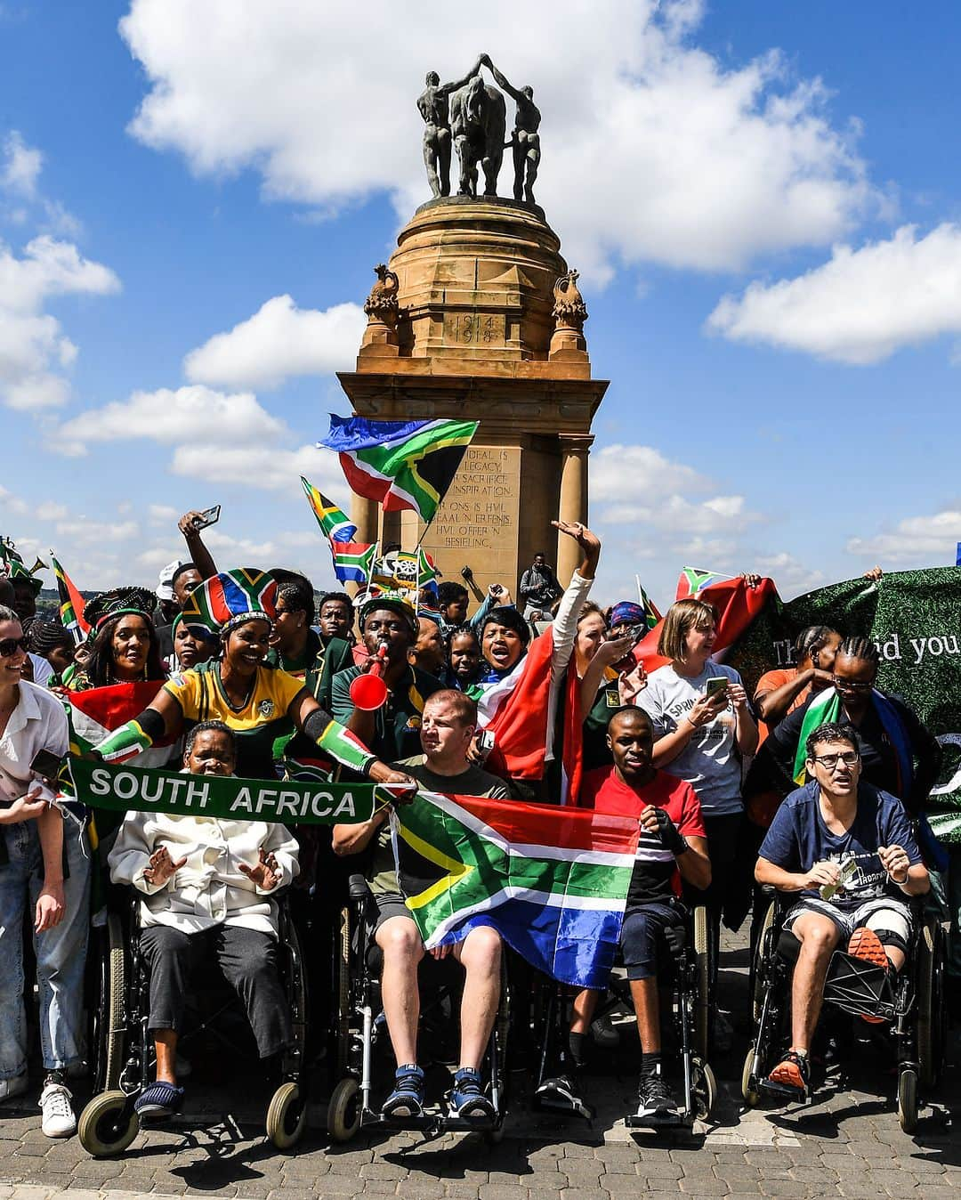 ラグビー南アフリカ代表さんのインスタグラム写真 - (ラグビー南アフリカ代表Instagram)「What a start to the #Springboks' Trophy Tour in Gauteng today 🏆🚌 #StrongerTogether  📸 Gallo Images」11月2日 23時30分 - bokrugby