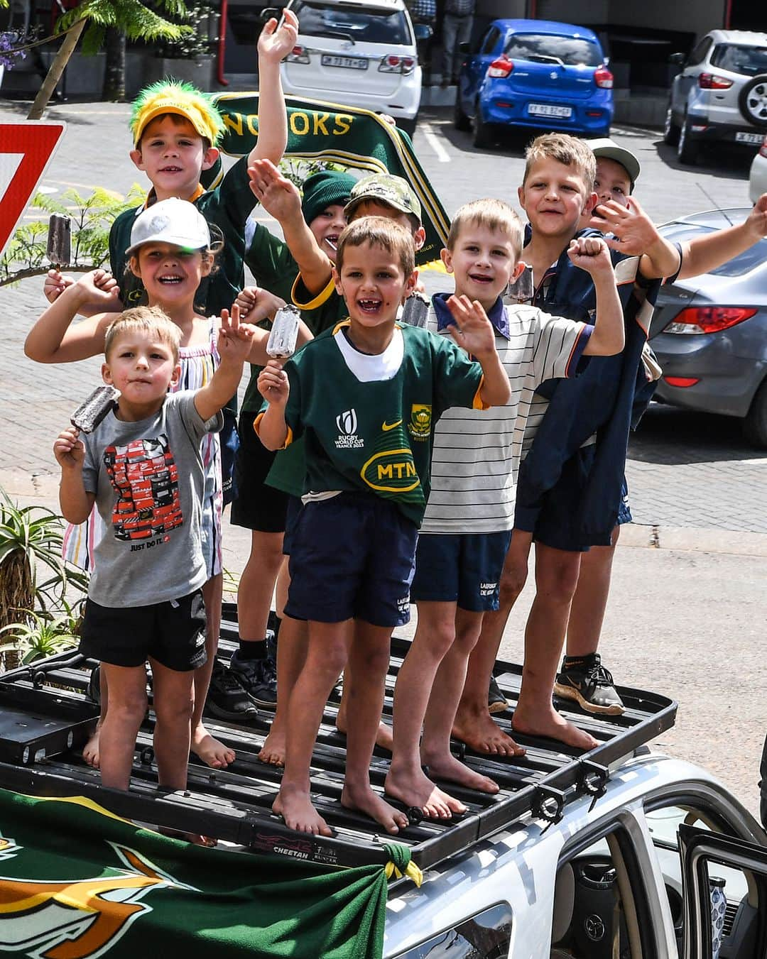 ラグビー南アフリカ代表さんのインスタグラム写真 - (ラグビー南アフリカ代表Instagram)「What a start to the #Springboks' Trophy Tour in Gauteng today 🏆🚌 #StrongerTogether  📸 Gallo Images」11月2日 23時30分 - bokrugby