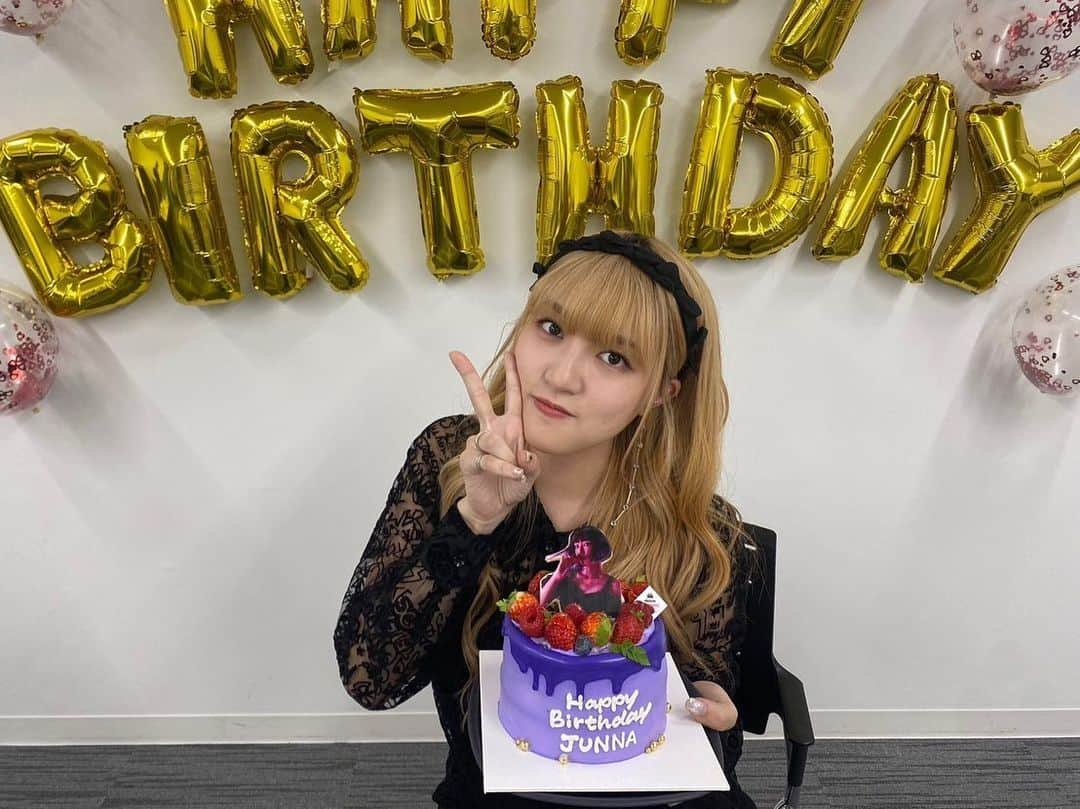 JUNNAさんのインスタグラム写真 - (JUNNAInstagram)「JUNNA、23さいになりましたっ🎂  みんな、たくさんお祝いしてくれて、ありがとう🫶🏻  大学も卒業になる年なので、音楽と全力で向き合う1年にしたい！ライブも絶対いっぱいやる！  みんなのおかげで素敵な一年になりそうですっ！！！」11月2日 23時33分 - junnarockyou