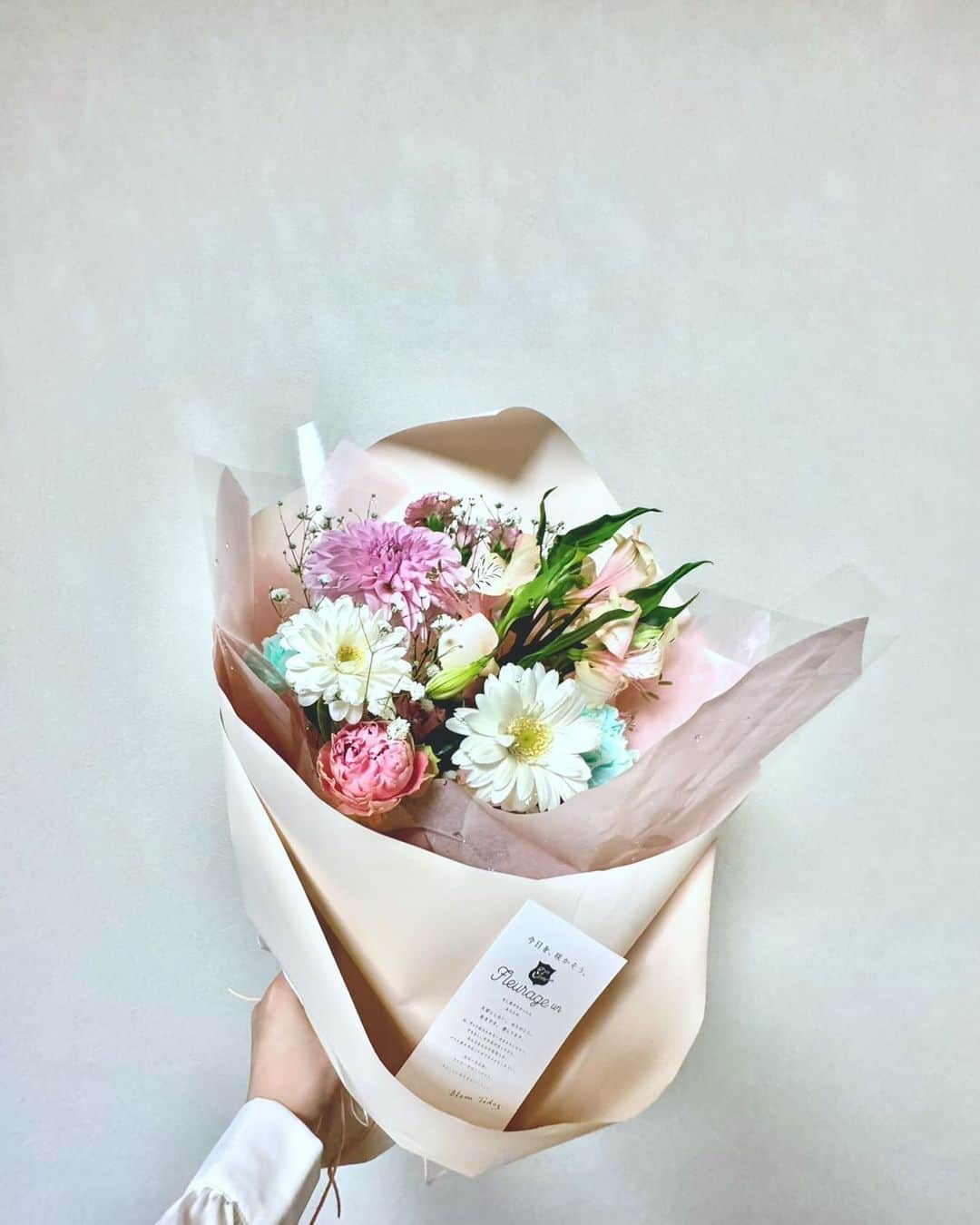 木村カレンのインスタグラム：「💐 色味がかわいすぎるお花たち . 大切な友人たちからもらうお花は嬉しい。 . . #花 #花束 #この花束を機に #花瓶 #買いました」