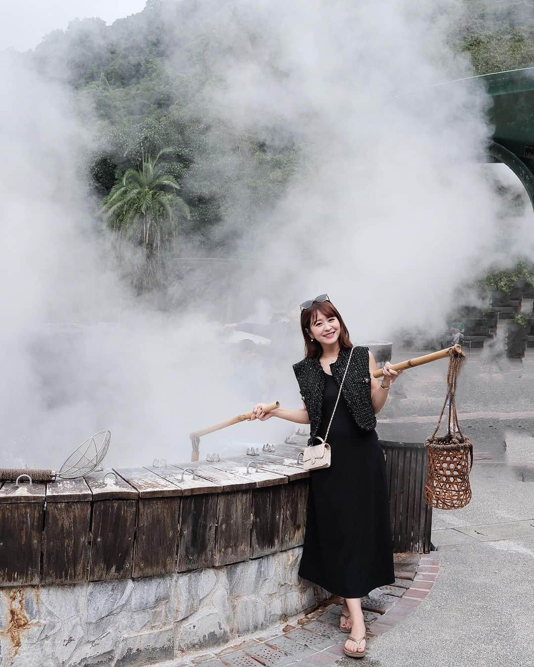 郭圈圈のインスタグラム：「根本沒幫忙煮 只是拿來拍照🤣 話說這邊煮出來的蛋、玉米筍好像真的特別好吃欸 感謝Sherry一家準備好多食物還有水果～剛泡完溫泉♨️有美食吃好滿足☺️🙌🏻（我只有泡腳） 附上一些很鬧的合照🐒🦍🍌 你們說 這三隻誰最像猴🤣（我們都屬猴）」