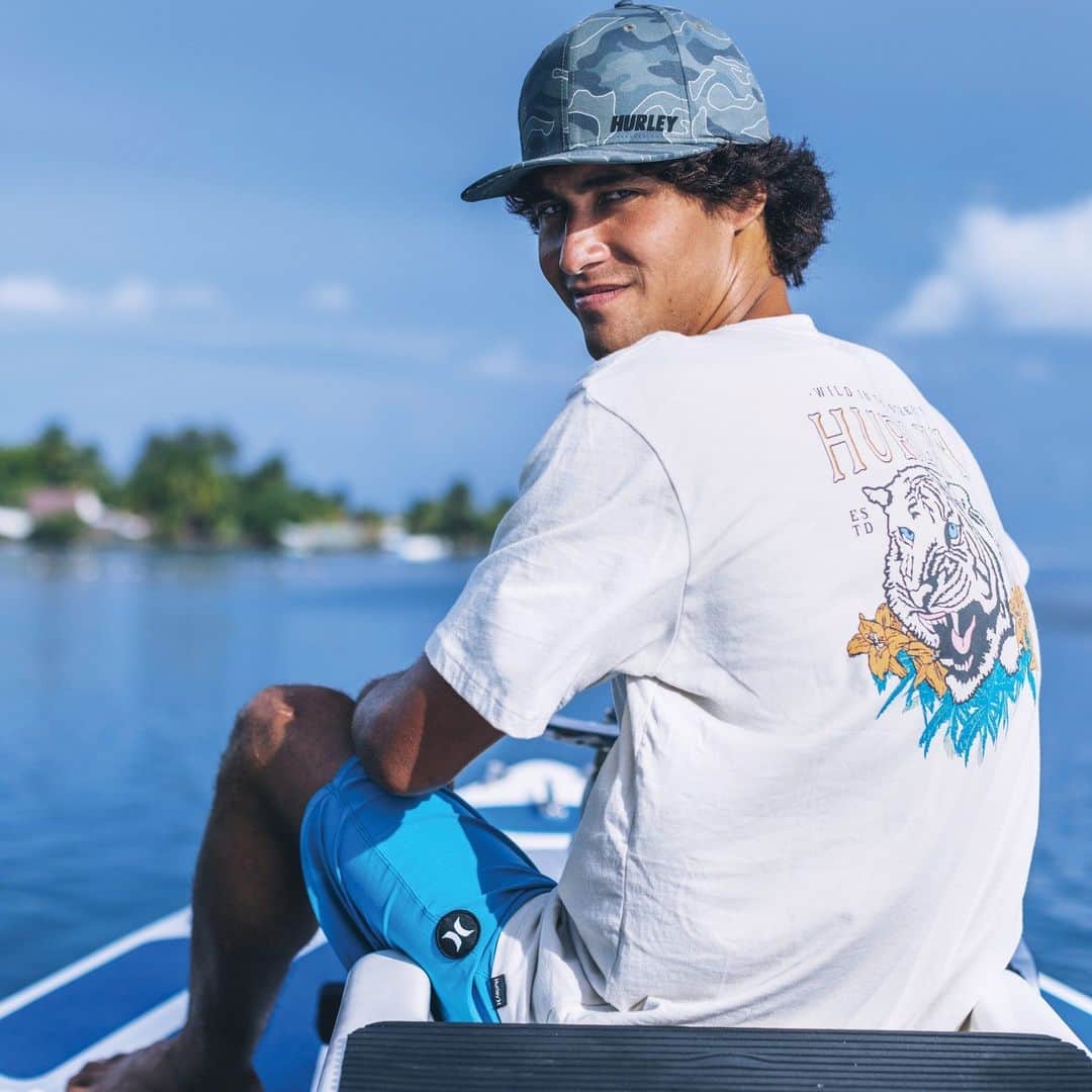 hurleyのインスタグラム：「Boat trip uniform ✔️   Shop tees, hats, and Phantom boardshorts at the link in bio 🌊」