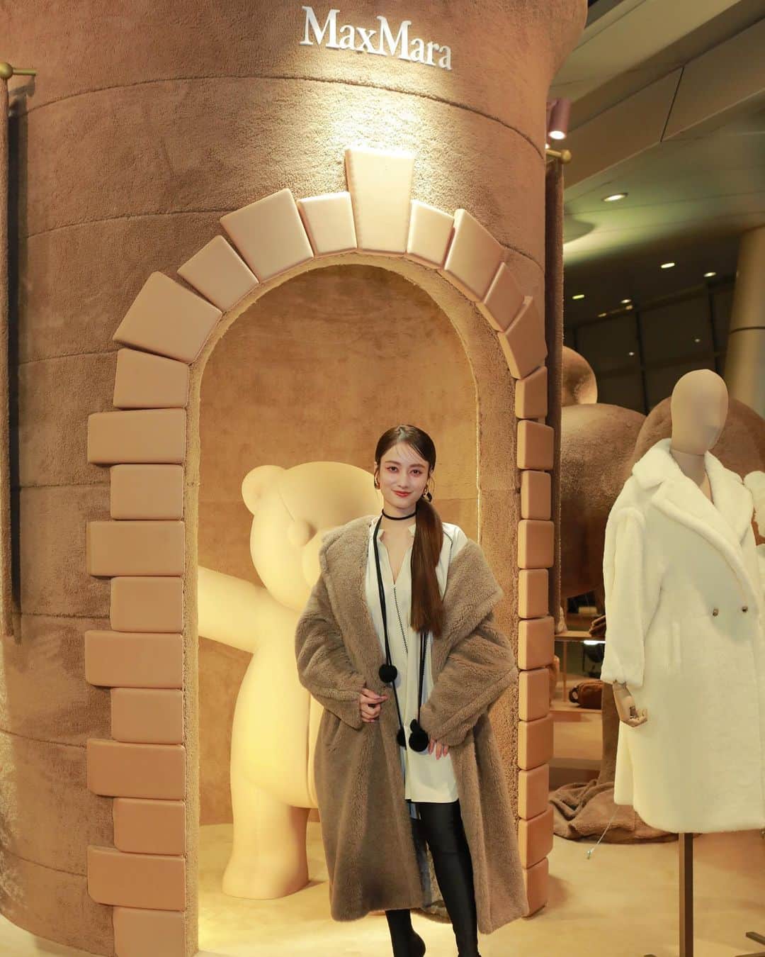 谷まりあのインスタグラム：「Happy 10th Anniversary 🧸🧸 @maxmara 💗  マックスマーラテディベア　コート誕生日10周年を記念して六本木ヒルズで開催された TeddyTEN Parkに行ってきました♡ UFOキャッチャーや、スケートなど楽しめるコンテンツが盛りだくさんの会場で、楽しかったです💗 大きくて可愛いテディベアにぜひ会いに行ってみてください♡  @maxmara #MaxMaraTeddyTen #MaxMara #pr」