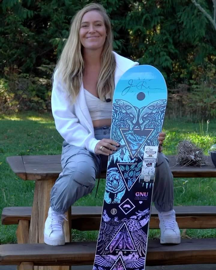 ジェイミー・アンダーソンのインスタグラム：「A WINNER HAS BEEN SELECTED!!! Stay tuned for two more of these give aways from JA x Gnu! Giveaway Alert 🚨!! Win a Gnu x Jamie Anderson Ladies Choice 148.5 signed by Jamie herself and built right here in Sequim, WA at our #zerohazardouswaste manufacturing facility!  Here’s how to enter: 1. Follow @gnusnowboards and @jamieanderson  2. Leave a comment tagging three (or more!) friends you choose to ride with this year! 3. Wait and see if you won! We’ll announce a winner Nov. 15th (there will be no shipping charges or CC info asked for)❤️😊 Good luck and good snow! #gnusnowboards #gnuladieschoice #mervinmade 🍎🇺🇸🌱❤️ 🎥 @stantech 📸 @fotomaxizoomdweebie #zimstagram」