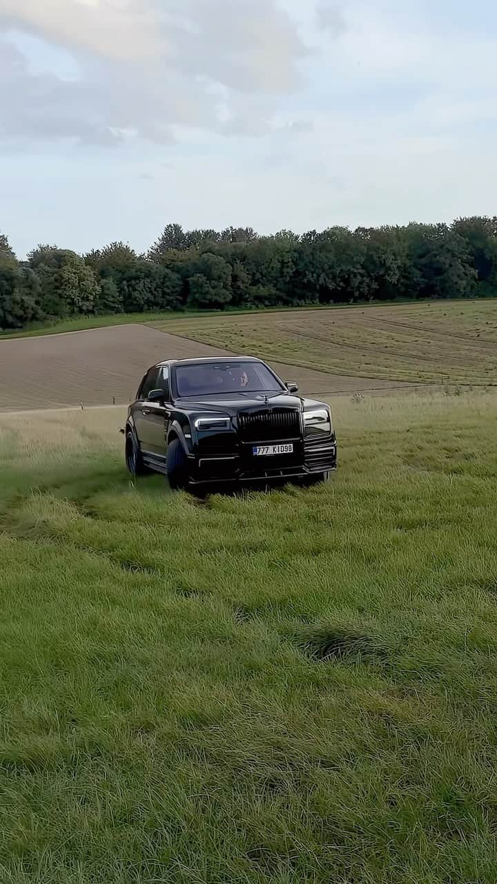 CARLiFESTYLEのインスタグラム：「What’s going on here? 😂 @al13wheels A wide body Cullinan doing donuts in the fields? Yes exactly that lol.  @budda.7 @pajak_carbonerre #carlifestyle #rollsroycecullinan」