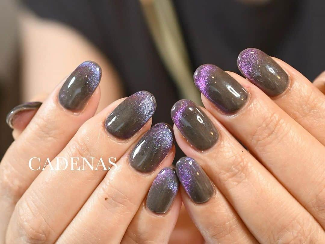 Yuka Maeda ::manicurelistのインスタグラム：「マグネットを先端にぎゅっっ🩷って 美しくカーブ🤞🙆‍♀️✨ 写真じゃうまく撮れなかった🥲 おかわゆでした☺️ .  . Salon data▼ ＝＝＝＝＝＝＝＝＝＝＝＝＝＝＝＝＝＝＝＝ . CADENAS -nail eyelash salon- ●Nail artist  @yuka.maeda  @yuki_cadenas @mai_cadenas ●eyelash　@cadenaseyelash  ゲストに愛と感動を…♡ . 【 LINE ＠cadenas 】 ご予約/お問い合わせはLINEよりお気軽に🤲 ▶︎▶︎#cadenasnail デザインアップしてます♡  price…★⭐︎Instagram特別キャンペーン中⭐︎★ . 「インスタ見たよ👀」と LINEからご予約で特別プライス7500円！！ . ※ご新規様限定 ※キャラクターや特殊なエレメント等のみ 別途料金いただく場合ございます🙇🏻‍♀️ . . price…初回8000円（オフ込み） access…大阪市北区堂山町16-1  中崎町駅  徒歩5分 /  梅田駅  徒歩6分 . tel… 06-4792-8617 ＝＝＝＝＝＝＝＝＝＝＝＝＝＝＝＝＝＝＝＝ . . .  #中崎町ネイル #梅田ネイルサロン #大阪ネイルサロン #関西ネイルサロン #11月ネイル #instanails #instanail #ニュアンスネイル #ネイルサンプル #ネイビーネイル #ネイルブック #むらさきネイル #ネイルチェンジ #今月のネイル #にゅーねいる #Autumnnails  #秋ネイル #オータムネイル #네일아트 #네일스타그램 #귀여운네일 #무광네일  #マグネットネイル #purplenails #冬ネイル #cadenasyuka  #cadenasnail #nailsdesign」