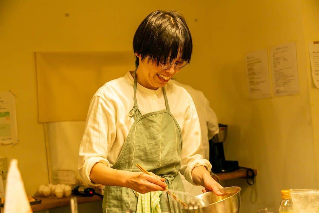 誠子さんのインスタグラム写真 - (誠子Instagram)「いらっしゃいませ。こんばんは。  神戸のマルシェでカメラマンさんが撮ってくれた 誠子食堂の仕込み中の写真です。  こんなに朝早くから出汁巻き玉子を作ったのは初めてです。  お料理のプロの未来ちゃんとあんなちゃんは 本当に手際が良く、かつ丁寧な動きですごくかっこよかったです。私は反省点たくさん…‼︎  高卒で吉本に入った私は、吉本の現場しか知らないので 料理のプロフェッショナルな二人と同じ現場に立てた事は とても大切な経験になりました。  でも開店前のお客さんへの前説は 実力を発揮できたんじゃないかな、と思います🙊♡  #誠子食堂 @minatogawa_teshigoto」11月2日 23時49分 - seiko_1204