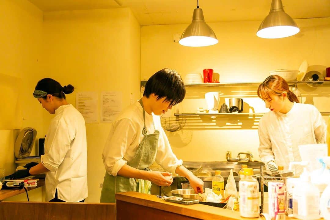 誠子のインスタグラム：「いらっしゃいませ。こんばんは。  神戸のマルシェでカメラマンさんが撮ってくれた 誠子食堂の仕込み中の写真です。  こんなに朝早くから出汁巻き玉子を作ったのは初めてです。  お料理のプロの未来ちゃんとあんなちゃんは 本当に手際が良く、かつ丁寧な動きですごくかっこよかったです。私は反省点たくさん…‼︎  高卒で吉本に入った私は、吉本の現場しか知らないので 料理のプロフェッショナルな二人と同じ現場に立てた事は とても大切な経験になりました。  でも開店前のお客さんへの前説は 実力を発揮できたんじゃないかな、と思います🙊♡  #誠子食堂 @minatogawa_teshigoto」